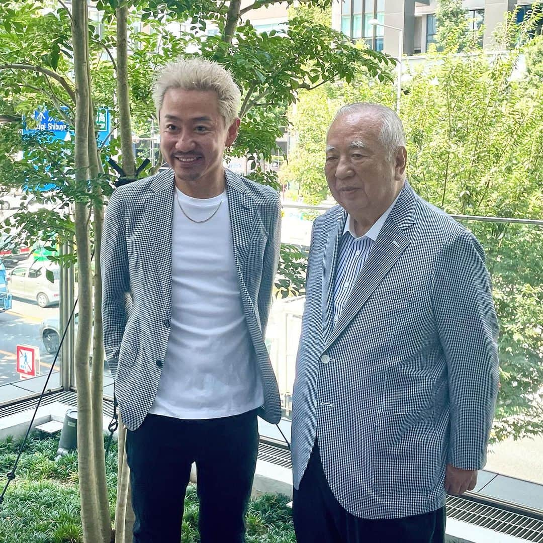 中村トメ吉のインスタグラム：「株式会社GAMO代表取締役会長 蒲生茂様と対談をさせていただきました🔥 美容業界60年、現在トップに君臨するディーラー様であり、GOALD立ち上げからお世話になっているGAMO様の会長🙇‍♂️  メンズプロフェッショナルメーカー @coar_jp  も唯一GAMO様に取り扱っていただいております🙇‍♂️  言葉一つ一つに 強さと重みがあり、 そして包み込む様な優しさがありました😭  今日頂いた言葉と 感じさせていただいた事を 継いでいきます🔥  ありがとうございました😊  #GAMO #GOALD #同じ柄のジャケットと同じ髪色で❤️ #最高かよ #いつもありがとうございます」