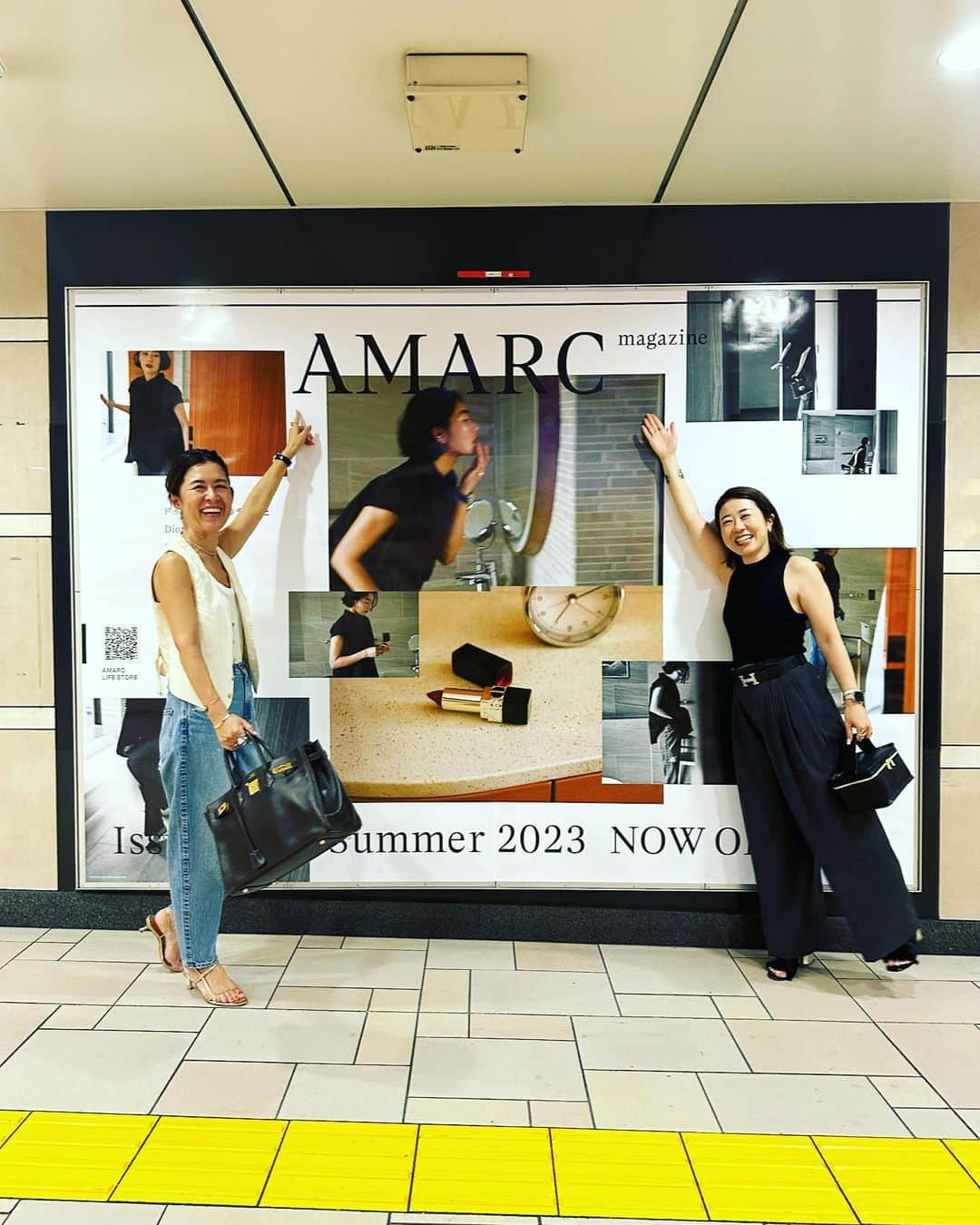 大草直子さんのインスタグラム写真 - (大草直子Instagram)「『AMARC magazine Issue.03』が７月６日に発刊され、２週間くらい経ちました✨✨  今回も広告をとらず、自分たちがらやりたいことをやりたい方法で、全て試した１冊です。3時起きの撮影も、夜中までの原稿も。出来上がった雑誌を手にすると、全ての苦労、いや、全てではないか🤭ほとんどの大変だったことが、チャラ🩵🩶になります。  より多くの方に知っていただき、手に取っていただきたいな、と、今回は表参道駅に駅貼りを掲出しました👏👏  青学の方に向かう改札近く、パン屋🥐さんの前です。 @ritsukomochizuki ちゃんや @sehatamayuko ちゃん、写真を撮って送ってくれました😁  一生懸命作ったmagazineを、より多くの方、AMARCを知らない、私のことを知らない方ともタッチポイントが欲しいなあ、と。  時に、こちらからドアをノックしないと、なかなか知ってもらえないし、コミュニケーションが取れないかなあ、と思い‼️  お近くの方、ぜひ、写真を撮って送ってね😎😎  @amarc_official  @amarclifestore  #まだの方もぜひ #買ってね @amarclifestore で #ご購入いただけます #madisonblue  #upperhights #extremecashmere  #hermes #bonmagique  #付けているバロックパール #ピアスはただいま販売中 @amarclifestore です」7月27日 12時39分 - naokookusa