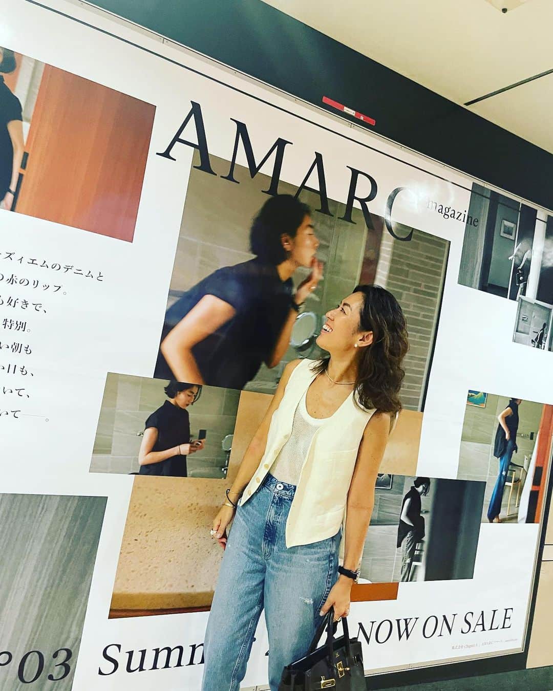 のインスタグラム：「『AMARC magazine Issue.03』が７月６日に発刊され、２週間くらい経ちました✨✨  今回も広告をとらず、自分たちがらやりたいことをやりたい方法で、全て試した１冊です。3時起きの撮影も、夜中までの原稿も。出来上がった雑誌を手にすると、全ての苦労、いや、全てではないか🤭ほとんどの大変だったことが、チャラ🩵🩶になります。  より多くの方に知っていただき、手に取っていただきたいな、と、今回は表参道駅に駅貼りを掲出しました👏👏  青学の方に向かう改札近く、パン屋🥐さんの前です。 @ritsukomochizuki ちゃんや @sehatamayuko ちゃん、写真を撮って送ってくれました😁  一生懸命作ったmagazineを、より多くの方、AMARCを知らない、私のことを知らない方ともタッチポイントが欲しいなあ、と。  時に、こちらからドアをノックしないと、なかなか知ってもらえないし、コミュニケーションが取れないかなあ、と思い‼️  お近くの方、ぜひ、写真を撮って送ってね😎😎  @amarc_official  @amarclifestore  #まだの方もぜひ #買ってね @amarclifestore で #ご購入いただけます #madisonblue  #upperhights #extremecashmere  #hermes #bonmagique  #付けているバロックパール #ピアスはただいま販売中 @amarclifestore です」