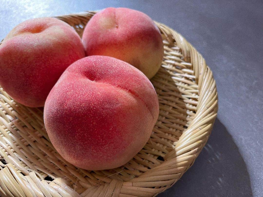 宇藤えみのインスタグラム：「農園キャンプで宝桃園さんの桃を食べた時の感動が忘れられません🤤 甘〜くて少し固めの桃。 あの時何個食べただろうか。笑 その美味しい桃と格上げしてくれる調味料たちを使ったレシピが公開されています🍑  次は子どもたちと農園キャンプしたいなぁ @hknongrid お願いします。笑  @why_juice  @why_shimokitazawa  #暮らし#旬の食材」