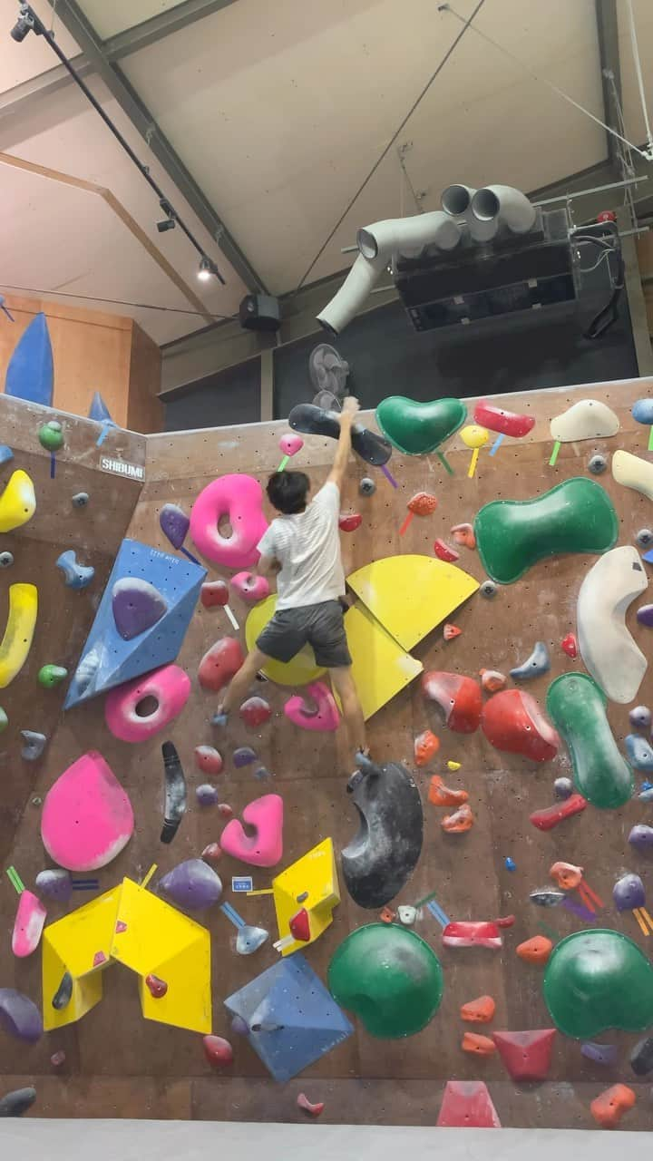 大高伽弥のインスタグラム：「Morning training for Japan tour🇯🇵 It’s my recommend route @climbparkbasecamp ✨ Set by @makoto.yamauchi 💪  ジャパンツアーに向けて朝練☀️ 今セットで1番楽しかった課題✨✨✨ 復習で2回登るほど好きでした。  @tokyopowder  @eyecandyworks  #緑風堂鍼灸院  #陽開カイロプラクティック  #climbparkbasecamp」