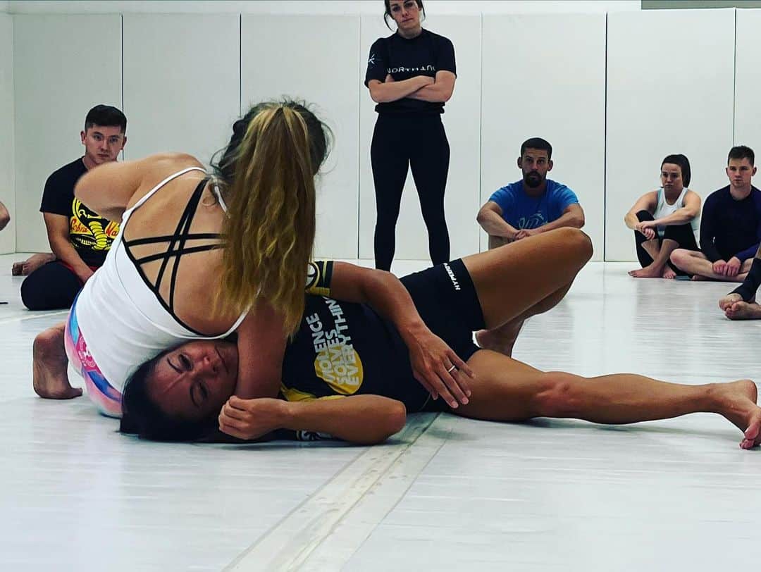 ミーシャ・テイトのインスタグラム：「Don’t temp me with a good time! Thank you @agemajiujitsu for having me tonight!   @courtmcgeemma  #seminar #chokingpeopleisfun #mmaseminar #provo」