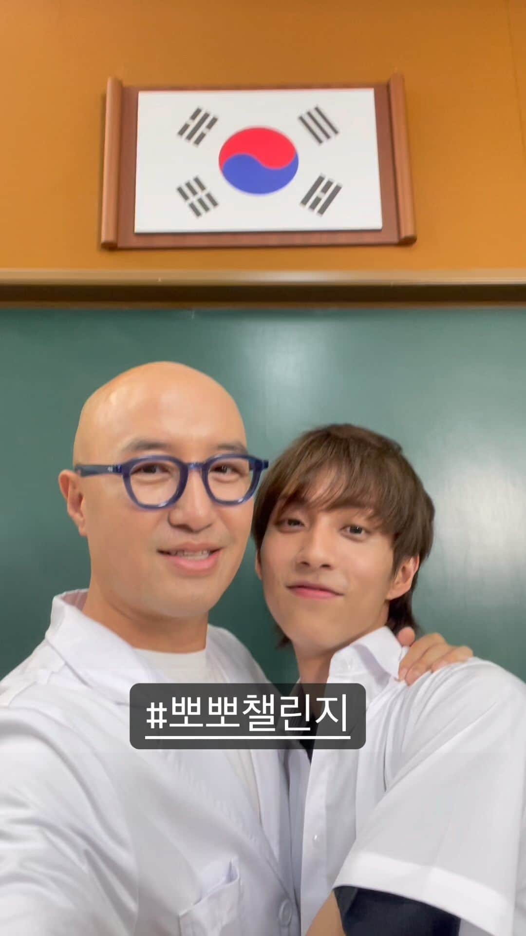 のインスタグラム：「촬영중 동생들이 #덱스뽀뽀 해달라고  #뽀뽀챌린지  고등학생아닙니다  웹드 촬영하는 성인연기자에여 허락받았어여 ㅎㅎ재미로 봐주세여 @holland_vvv  와 힘께한 bl 드라마  기대하시랏  #사랑하는사람들에게뽀뽀해주세여 #사랑을표현하세여」