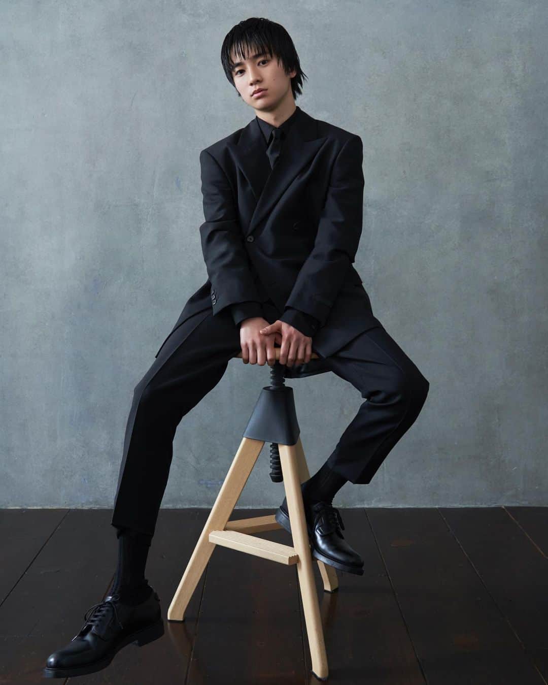 朝倉 豊のインスタグラム：「【GQ HYPE】 「世界に羽ばたく俳優たち」 ー木戸大聖、負けず嫌いの肖像ー @taisei_kido_ @prada  @gqjapan 5月号 photo: @marisugahara_ph  hairmake: #KOTARO 氏 edit: #横山芙美 氏 composition: @keitakun  #mywork  #GQHYPE #木戸大聖 #taiseikido @gq」