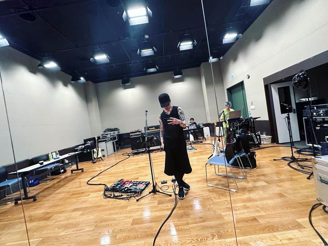 雅-MIYAVI-のインスタグラム：「Good to be stuck in the studio as an escape from the scorching summer heat 🫠  みんな、めっちゃ暑いけど大丈夫？  いっぱい水飲んで 楽しみながら乗りきろう〜」