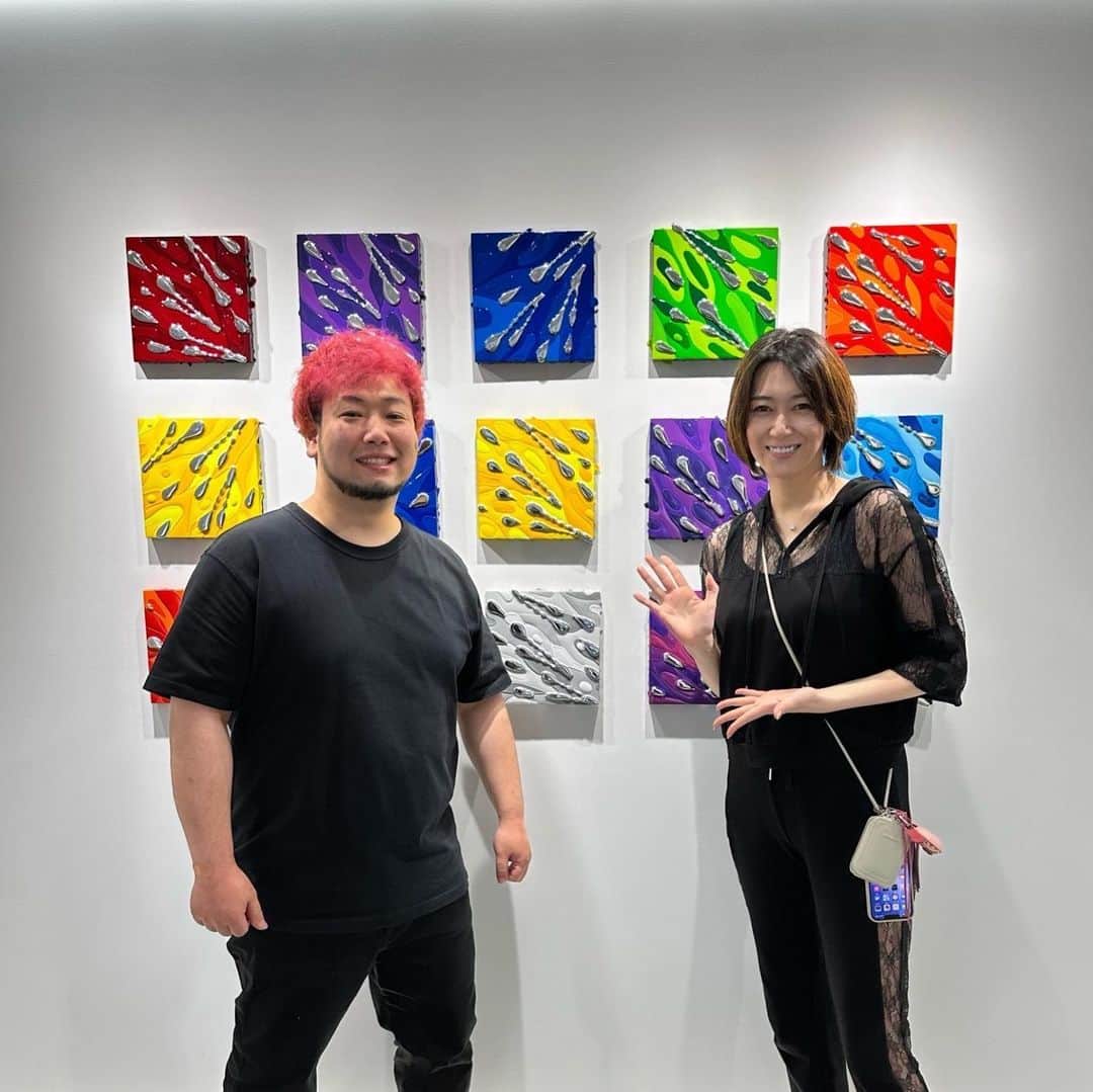 凰稀かなめのインスタグラム：「池内信介さんのギャラリーにお邪魔しました🤭 見るだけで元気になれるアート✨✨  自分へのご褒美に買っちゃいました🥰 久しぶりのお買い物🥰  もっと頑張って、大きいの欲しいなぁ〜😂  #池内信介 #アデランス　#ビューステージ　#odeur  #フェニックスティアーズ　#孤独だっていいじゃない　#ポメ　#おこめ　#お終活　#再春　#ロジャースハート　#光る君へ　#赤染衛門 #凰稀かなめ」