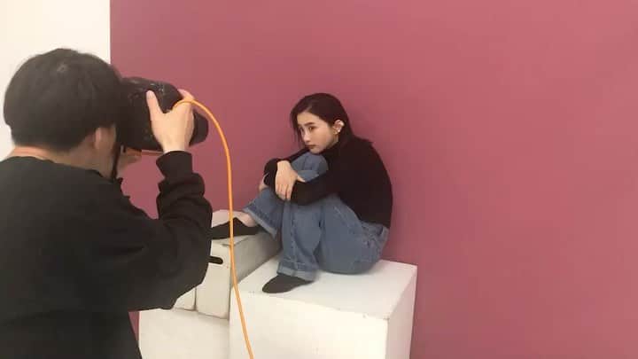 のインスタグラム：「美的オフショット📷 顔周りに手を置きがち🧐」
