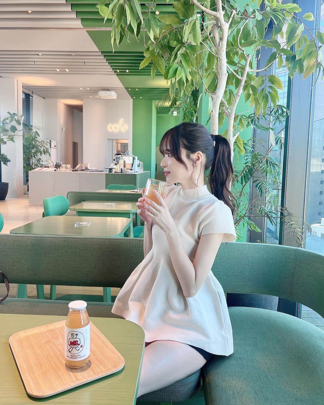 小越しほみさんのインスタグラム写真 - (小越しほみInstagram)「いつか泊まってみたいなと思ってた @togglehotel カフェは宿泊なくても入れたよ👼🏻  白と緑のツートンで韓国っぽおしゃれ☕️  ふじリンゴジュースは可愛い瓶で出てくるの フレッシュで美味しかった🤍   . . . . . . . . . . . .  #togglehotel #トグルホテル #トグルホテルカフェ #togglehotelcafe #水道橋カフェ #水道橋グルメ #おしゃれカフェ #カフェ #水道橋ホテル #東京ホテル #おしゃれホテル #映えスポット #映えカフェ #カフェ巡り #カフェ部 #カフェ活 #カフェ好き #カフェタイム #カフェスタグラム #grl #grl購入品 #グレイル #グレイル購入品 #インスタ映え #インスタ映えスポット #インスタ映えカフェ #夏服 #夏服コーデ #夏コーデ #ショーパン」7月27日 12時57分 - shihomi1129