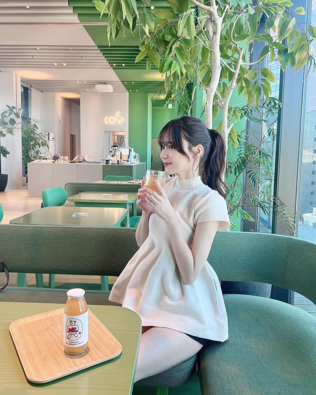 小越しほみさんのインスタグラム写真 - (小越しほみInstagram)「いつか泊まってみたいなと思ってた @togglehotel カフェは宿泊なくても入れたよ👼🏻  白と緑のツートンで韓国っぽおしゃれ☕️  ふじリンゴジュースは可愛い瓶で出てくるの フレッシュで美味しかった🤍   . . . . . . . . . . . .  #togglehotel #トグルホテル #トグルホテルカフェ #togglehotelcafe #水道橋カフェ #水道橋グルメ #おしゃれカフェ #カフェ #水道橋ホテル #東京ホテル #おしゃれホテル #映えスポット #映えカフェ #カフェ巡り #カフェ部 #カフェ活 #カフェ好き #カフェタイム #カフェスタグラム #grl #grl購入品 #グレイル #グレイル購入品 #インスタ映え #インスタ映えスポット #インスタ映えカフェ #夏服 #夏服コーデ #夏コーデ #ショーパン」7月27日 12時57分 - shihomi1129