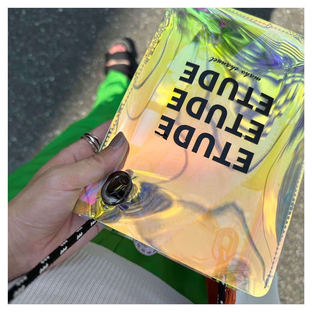 富田麻帆のインスタグラム：「ETUDEバッグの季節だね〜♡♡♡ やっぱり、このバッグ可愛い💕」