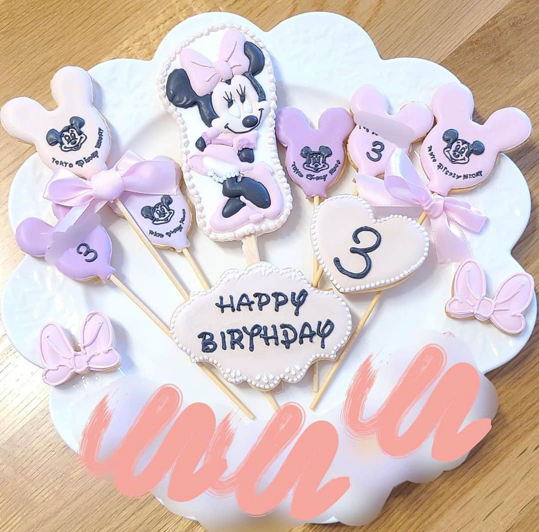 彩歌しおんのインスタグラム：「✨ハッピーバースデー✨  3歳のお誕生日おめでとうございます🎉  オーダーはミニーちゃん💓 ミニーちゃん一途でかわいい❤️ 大好きな尊敬する上級生からのオーダー😍 喜んでいただけて嬉しいです☺️  素敵なバースデーパーティーのお手伝いが出来て良かったです😊  こちらはお野菜やフルーツパウダーを使い作成した着色料不使用のアイシングクッキーです♡  自然な色合いがかわいい💓💓  #アイシングクッキー #着色料不使用 #天然色素アイシングクッキー教室 #天然色素アイシングクッキー #天然色素 #お野菜パウダー #フルーツパウダー #国産 #ママメイド #アイシングクッキー教室 #Ahbonheur #赤ちゃんのいる暮らし #1歳バースデー #オーガニック #お菓子 #身体に優しいお菓子 #無添加お菓子 #ナチュラルアイシングクッキー #赤ちゃん #ファミリア #かわいいをお届け  #誕生日クッキー #お誕生日 #バースデークッキー #バースデーアイシングクッキー #こだわり食材  #ミニーちゃんケーキ  #ミニーちゃん #ミニーちゃんクッキー」