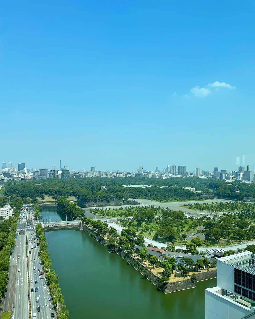 The Peninsula Tokyo/ザ・ペニンシュラ東京さんのインスタグラム写真 - (The Peninsula Tokyo/ザ・ペニンシュラ東京Instagram)「夏の皇居外苑や晴海通りの景色をホテル24階 ステーキ＆グリル「Peter」からお届けします♪暑さを凌ぎにぜひ遊びにいらしてください。😊  The blue skies and green trees over Tokyo's Imperial Palace Gardens. We never get tired of this view! 📷」7月27日 13時07分 - thepeninsulatokyo
