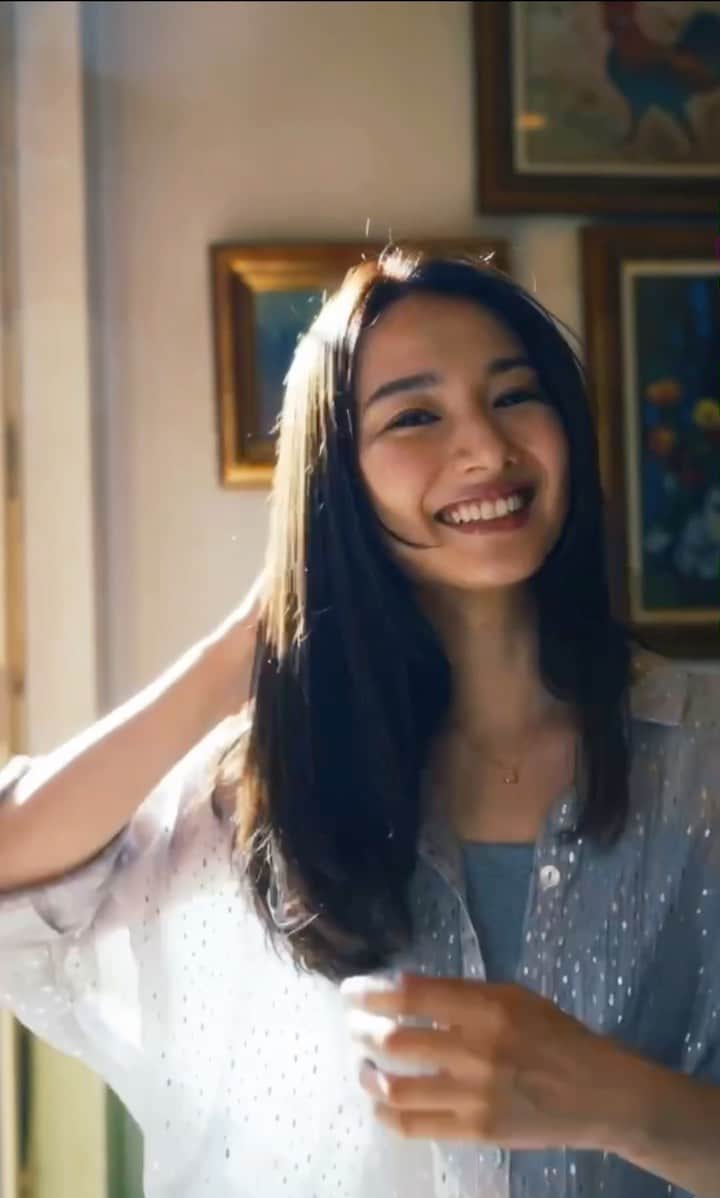 のインスタグラム：「むちっ！ぷつんっ♡とぅるっさらさら〜✨ 美容院行った日って、髪の毛ずっと触っちゃうよね♡」
