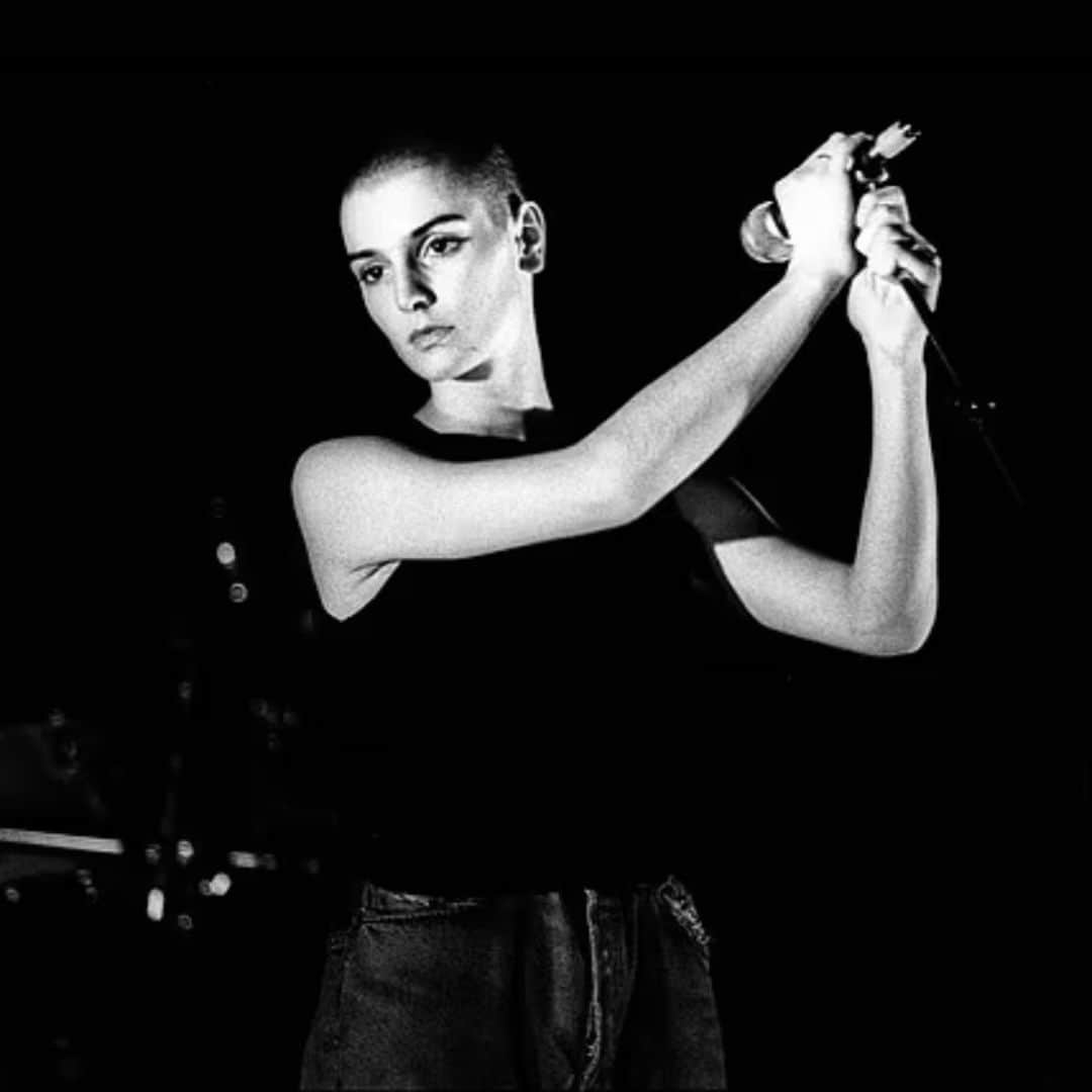 ミア・マエストロのインスタグラム：「Farewell Sinead 🕯️ Honored to have opened for you & shared the stage at the Highline Ballroom in NYC 🕊️」