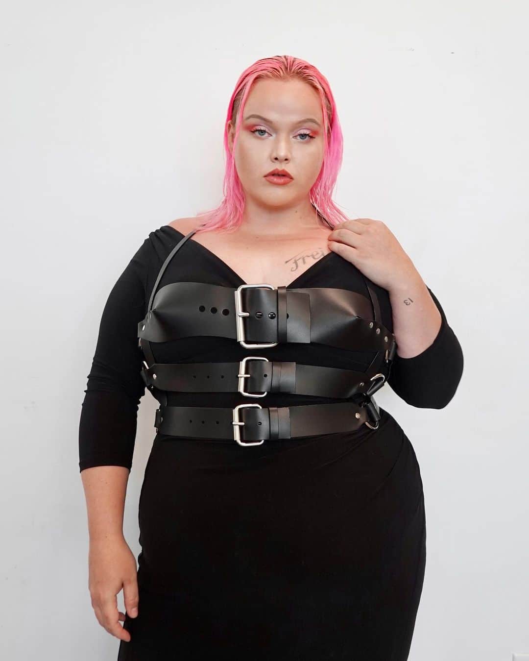 ZANA BAYNEのインスタグラム：「INDI IN LEATHER 💘  @indiahayleebarton wears the Triple Buckle Bustier in Black Leather」
