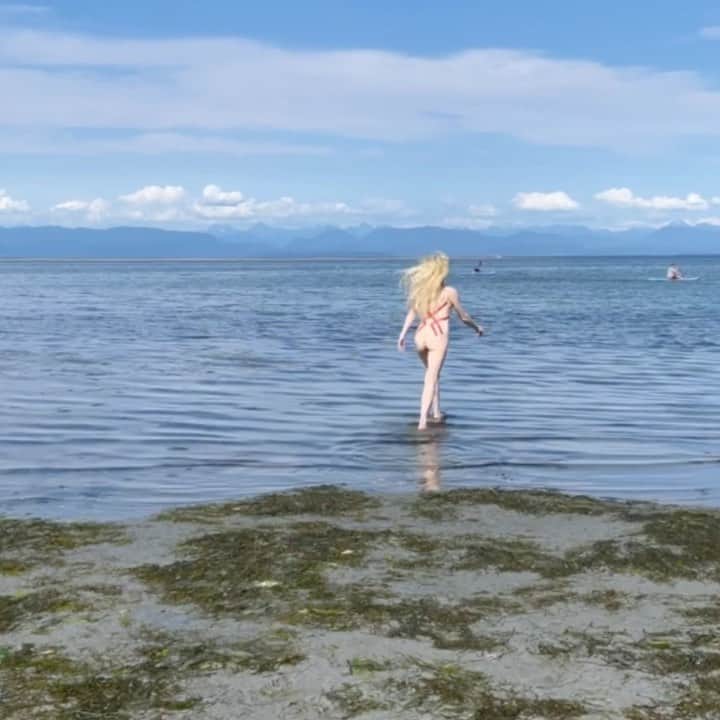 カーリー・レイ・ジェプセンのインスタグラム：「“It’s like I’m waking up in a euphoria, my insecurities are things I never was…” 🍄✨  Psychedelic Switch shot with love in beautiful British Columbia 🇨🇦   2 more days until The Loveliest Time ❤️」