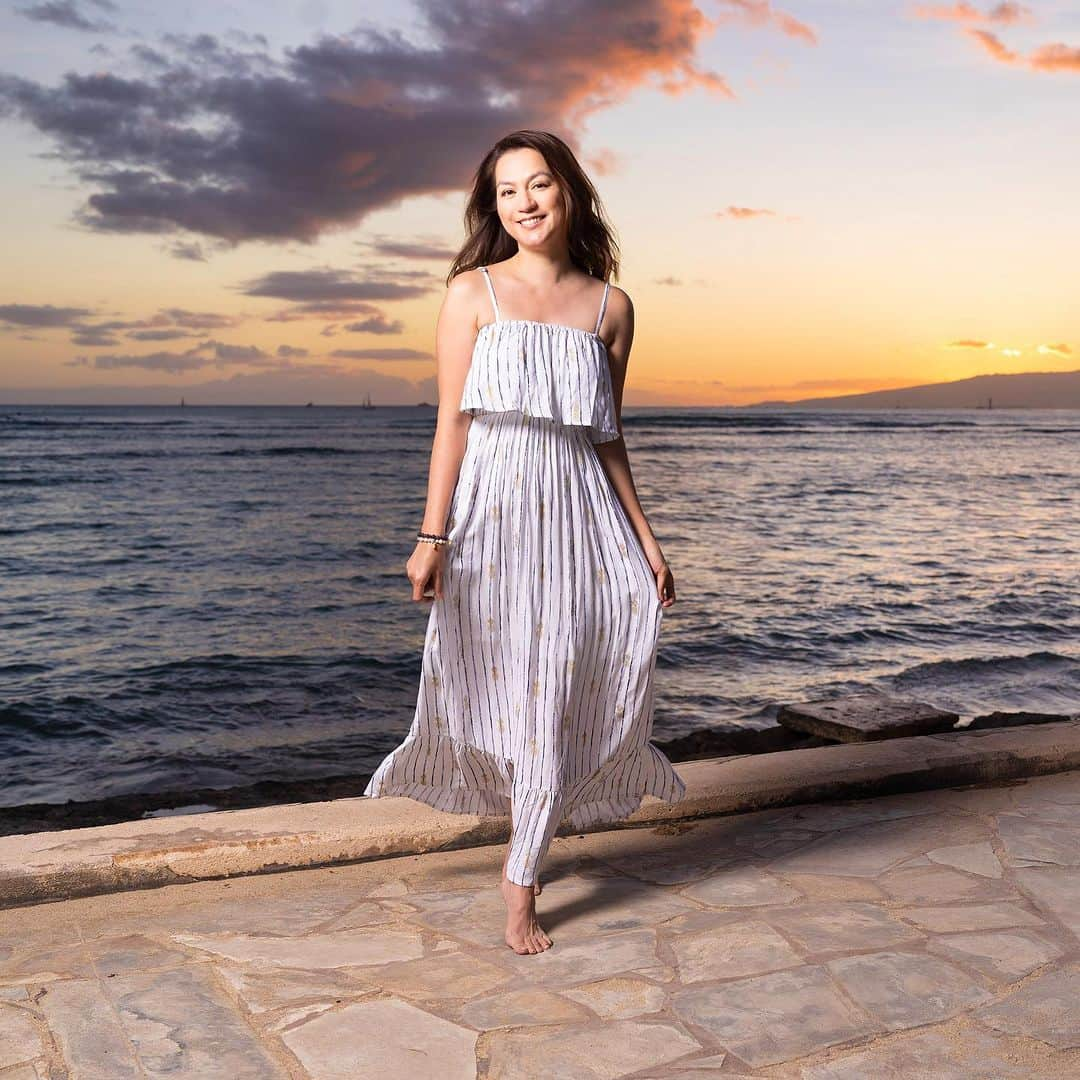 Angels By The Sea Hawaii Waikiki Based Boutiques ?Original clothing designed さんのインスタグラム写真 - (Angels By The Sea Hawaii Waikiki Based Boutiques ?Original clothing designed Instagram)「胸元のボリュームあるフリルが絶妙に体型を隠し スリムに見せてくれるモアナロングドレス  足元にある大きなフリルも歩くたびになびいて 上品な印象を与えてくれます  A Moana long dress with big ruffles at the bust that makes you look skinnier.  The large ruffles at the hem is also fluttering as you walk, giving you an elegant impression.  👗 Moana Long Dress in Pineapple Print 📸 @nina_bythesea @angelsbythesea  📍Hawaii  @angelsbythesea has been Hawaii’s resort fashion brand based in Honolulu, Hawaii, since 2010. Please visit our online store 🌺www.angelsbytheseahawaii.com Owner Designer Nina Thai (Miss Waikiki) @nina_bythesea (日本語勉強中📚🙇🏻‍♀️) Please feel free to tag your pic for a chance to be featured!  ハワイのリゾートファッション、 エンジェルズバイザシー はミスワイキキである Nina Thai によって作られたハワイオリジナルファッションブランドです🌴日本語ウェブサイトはこちら www.angelsbytheseahawaii.jp  ハワイやリゾートファッションが好きな人は是非私達のアカウントをフォローして下さい🙌また私達の商品をポストする際にタグ付けしていただいたら私達からリポストされるチャンスがあります  #angelsbytheseahawaii #angelsbythesea #resortwear #hawaii #waikiki #maxidress #longdress #ruffledress  #ハワイ #ワイキキ #カイルア #ラニカイビーチ #シンプルコーデ #エンジェルズバイザシーハワイ #エンジェルズバイザシー #リゾートファッション #ハワイ限定 #マキシワンピ #着やせ #フリルワンピース #하와이스냅 #하와이허니문스냅」7月27日 4時16分 - angelsbythesea