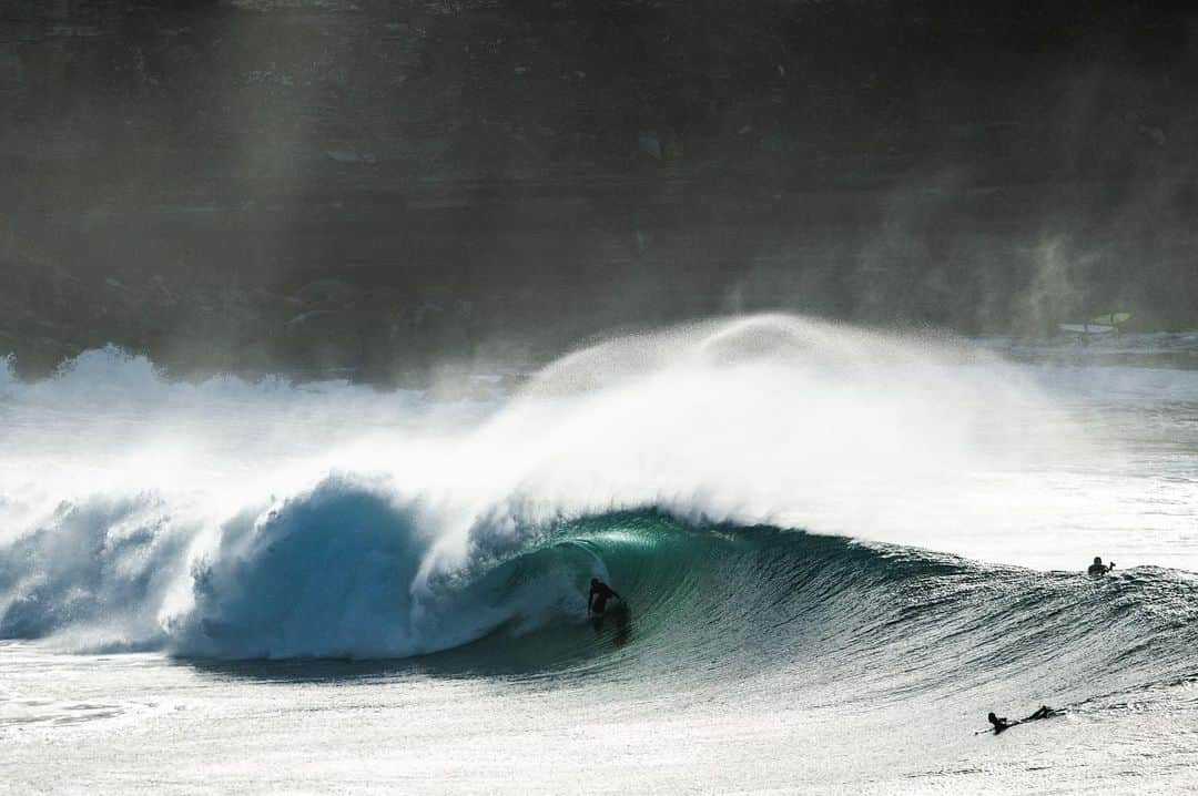 surflineのインスタグラム：「Question; if the waves were good every single day, would surfing be as fun? Or does it take the flat spells to really appreciate good surf? New South Wales just experienced five days of happiness after the longest flat spell in four years! You can imagine the froth these surfers felt. Check out our latest #swellstory now playing at the link in bio.  📸 @ianbirdphoto, @billmorris, @ramboestrada , @chroniclesofchristie」