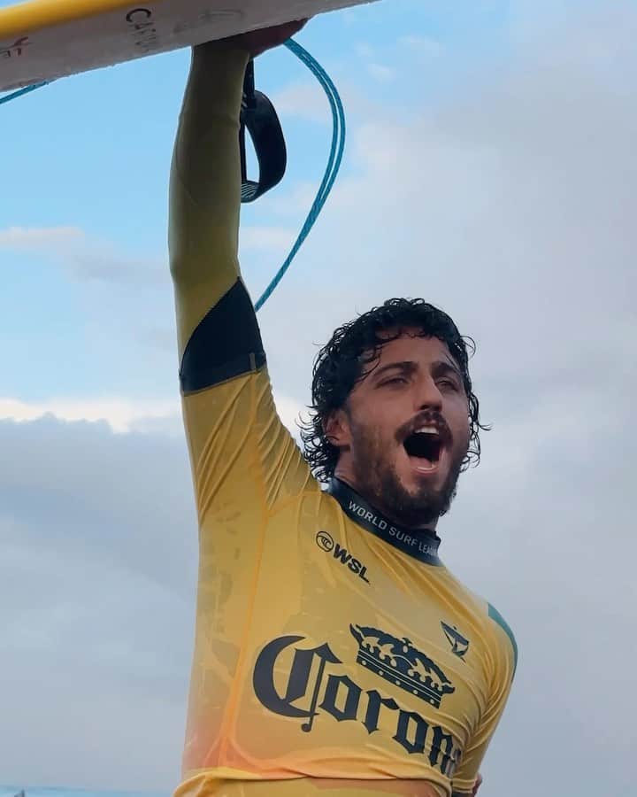 フィリッペ・トレドのインスタグラム：「Muito feliz com com a minha trajetória até aqui! Tenho tido um ano de muitas bençãos, momentos em família, trabalhando com a melhor equipe possível. Alcancei vitórias e desafios que se tornaram aprendizados. Me sinto pronto e instigado para ir em busca de mais um título e feliz com a minha qualificação para as olimpíadas de 2k24. Obrigado a Deus e a todos pelo suporte até aqui, e vamo que vamo. mete marcha 🚂🔥🙌🏻  So stoked with my journey so far! I have had a year full of blessings, moments with my family, and working with the best team possible. I have achieved victories and been through challenges that became lessons. I feel ready and excited to go for another title and pumped with my qualification for the 2k24 Olympics. Thank you God and all of you for the support so far, and let’s get it. 🚂🔥🙌🏻」