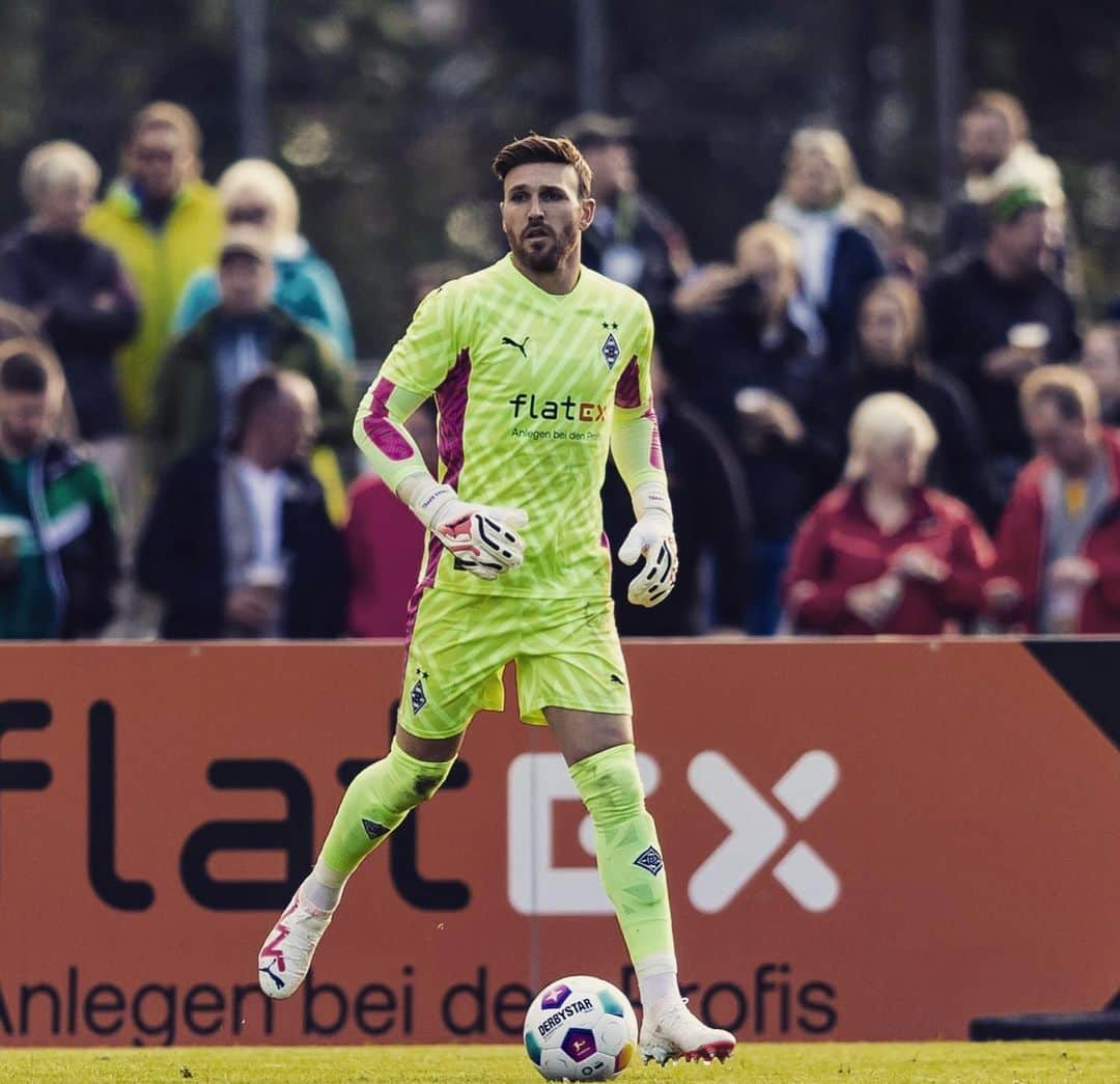 トビアス・ジッペルのインスタグラム：「⚽️👀 @borussia @pumafootball」