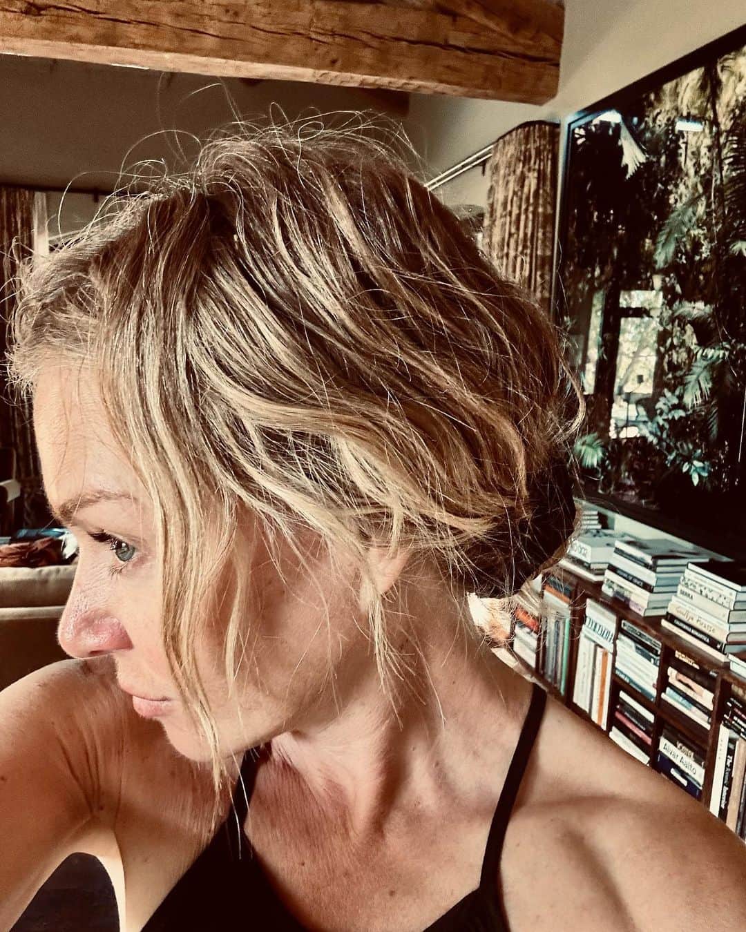 ポーシャ・デ・ロッシさんのインスタグラム写真 - (ポーシャ・デ・ロッシInstagram)「THIS IS A PERM, PEOPLE!! I am so impressed with Janine Jarman @curlcult @janinejarman curlcult.com that I had to post the ugliest pic of myself getting a perm just to prove to you what a genius this woman is!  @curlcult has created a patent pending formula which makes beach waves a reality. It’s vegan, my hair feels healthy, and no more hot tools. I love it. I air dry my hair and I always have loose waves no matter how humid it is outside. Btw—I am not getting paid for this. I just had to let everyone know that I’m bringing the perm back 😜😃」7月27日 4時52分 - portiaderossi