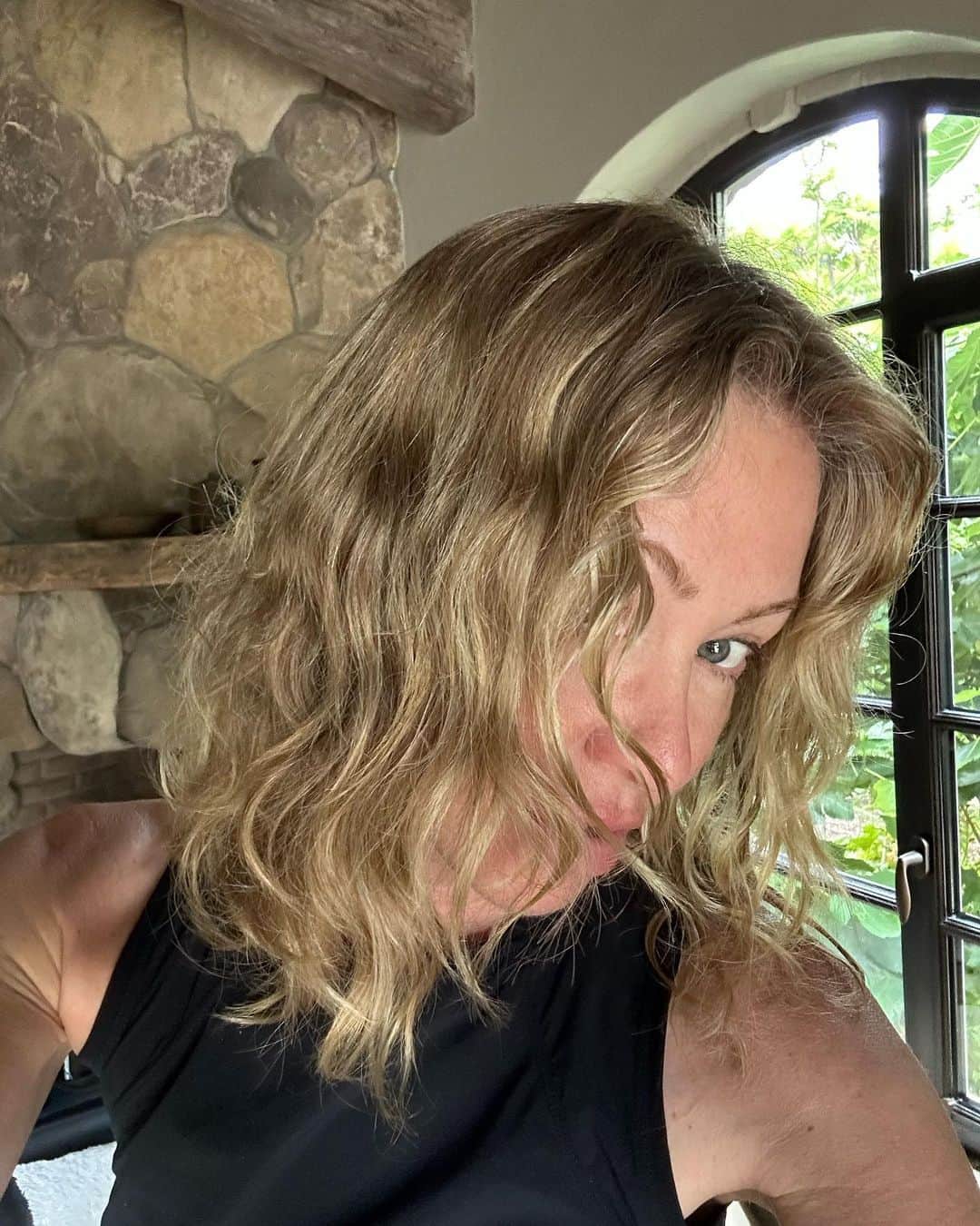 ポーシャ・デ・ロッシさんのインスタグラム写真 - (ポーシャ・デ・ロッシInstagram)「THIS IS A PERM, PEOPLE!! I am so impressed with Janine Jarman @curlcult @janinejarman curlcult.com that I had to post the ugliest pic of myself getting a perm just to prove to you what a genius this woman is!  @curlcult has created a patent pending formula which makes beach waves a reality. It’s vegan, my hair feels healthy, and no more hot tools. I love it. I air dry my hair and I always have loose waves no matter how humid it is outside. Btw—I am not getting paid for this. I just had to let everyone know that I’m bringing the perm back 😜😃」7月27日 4時52分 - portiaderossi