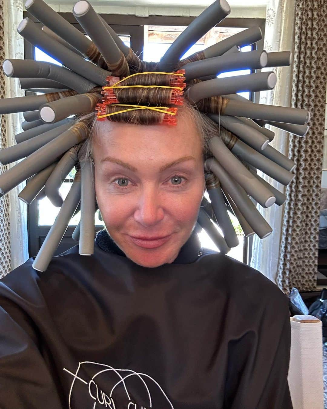 ポーシャ・デ・ロッシのインスタグラム：「THIS IS A PERM, PEOPLE!! I am so impressed with Janine Jarman @curlcult @janinejarman curlcult.com that I had to post the ugliest pic of myself getting a perm just to prove to you what a genius this woman is!  @curlcult has created a patent pending formula which makes beach waves a reality. It’s vegan, my hair feels healthy, and no more hot tools. I love it. I air dry my hair and I always have loose waves no matter how humid it is outside. Btw—I am not getting paid for this. I just had to let everyone know that I’m bringing the perm back 😜😃」