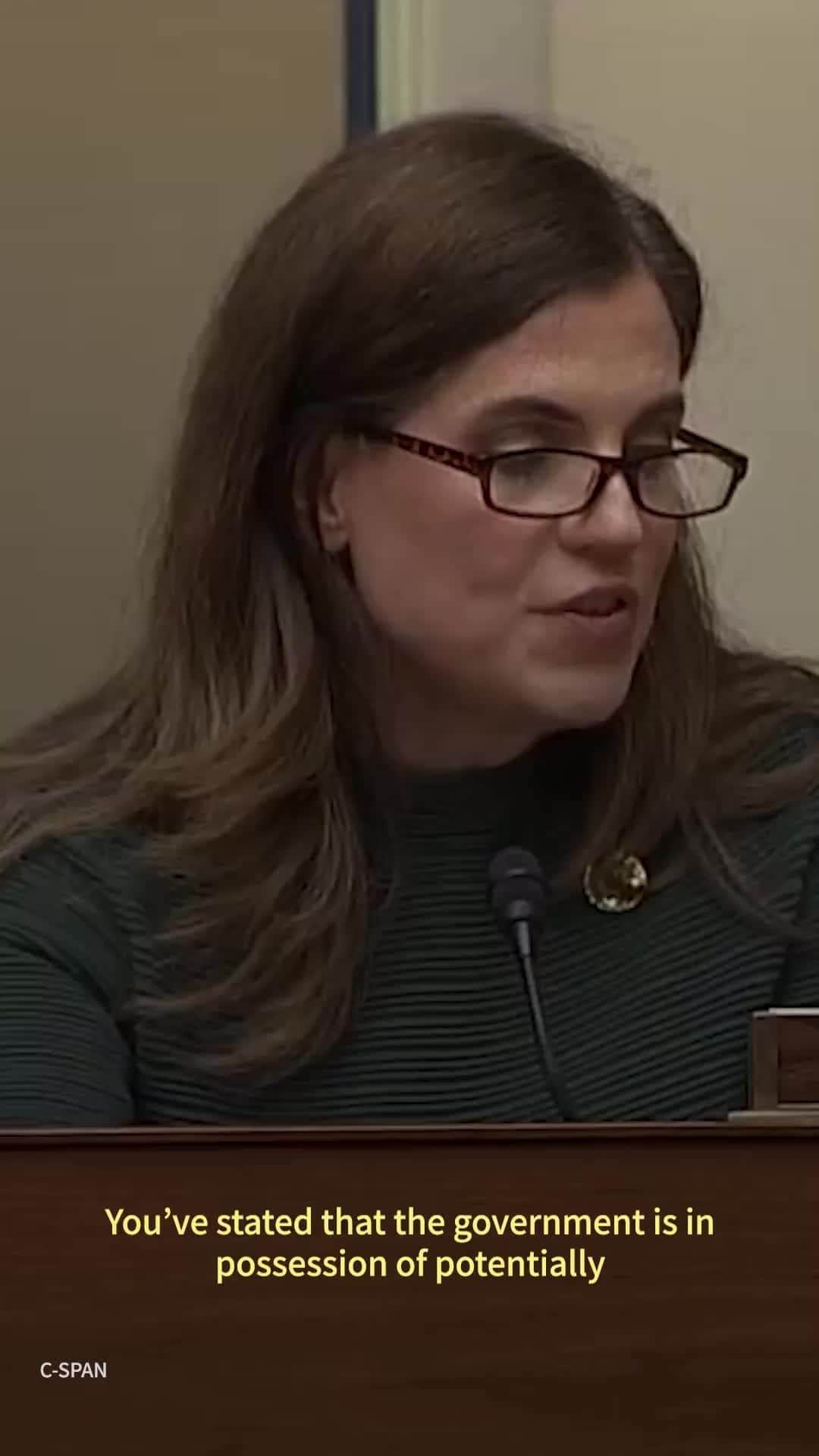 Huffington Postのインスタグラム：「A former Air Force intelligence officer told Congress that the U.S. government has a long-standing program that retrieves unidentified flying objects, and said that “non-human” “biologics” were found at crash sites where the objects were recovered.  Retired Maj. David Grusch testified to a House committee Wednesday as part of an investigation into reports of unidentified aerial phenomena.  Read more about his testimony on extraterrestrials at our link in bio.」