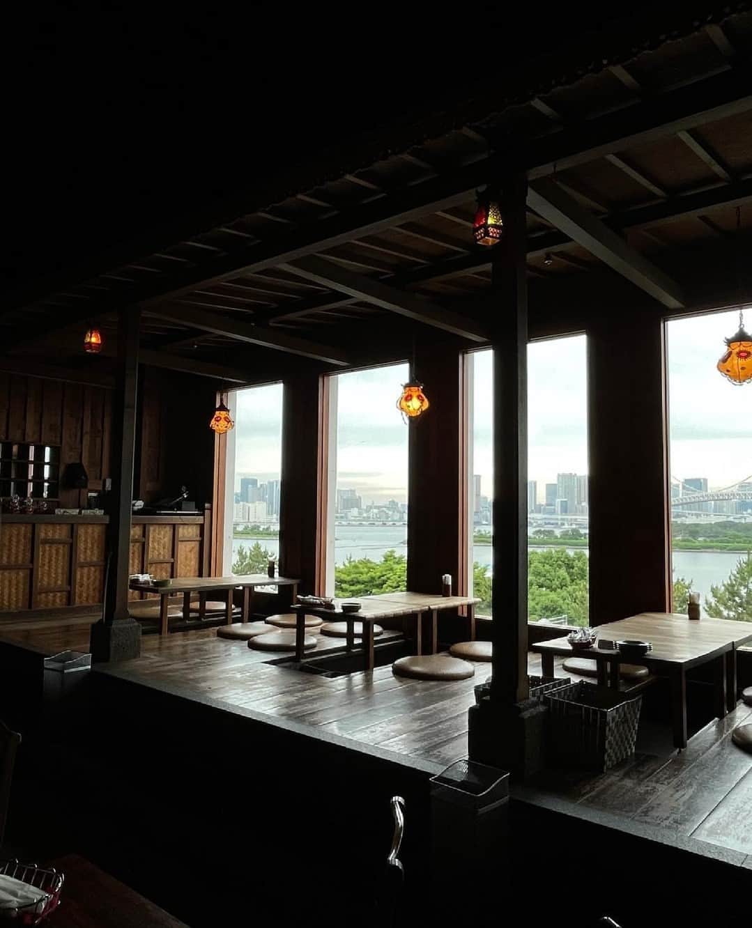 モンスーンカフェのインスタグラム：「Monsoon Cafe in Odaiba⁠ @monsoonodaiba⁠ レインボーブリッジやお台場の景色が一望できる席になっております😌⁠ ⁠ 記念日や女子会にもおすすめのスポット💕店内もアジアの屋台の雰囲気が味わえるので、旅行に行けないこの時期でもアジア旅行気分が味わえます🦓🖤🖤⁠ ⁠ 皆さんもお台場モンスーンカフェで映え写真を撮ってみてはいかがですか🤤⁠ ⁠  ( #📷 @monsoonodaiba )」