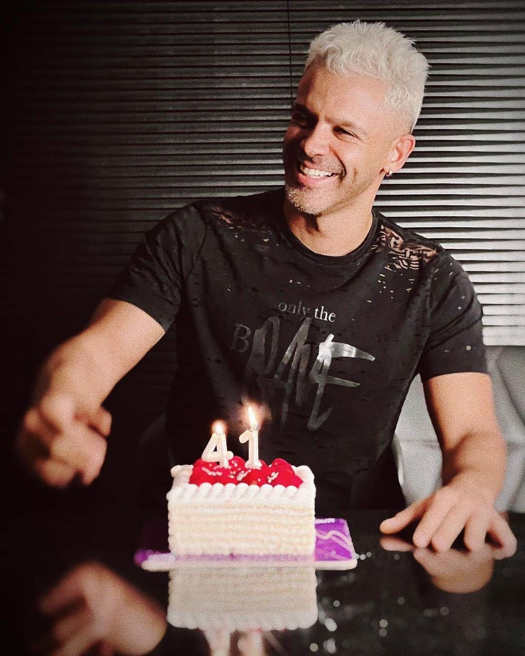 Sirvan Khosraviのインスタグラム：「۴۱ 🎉🎂」