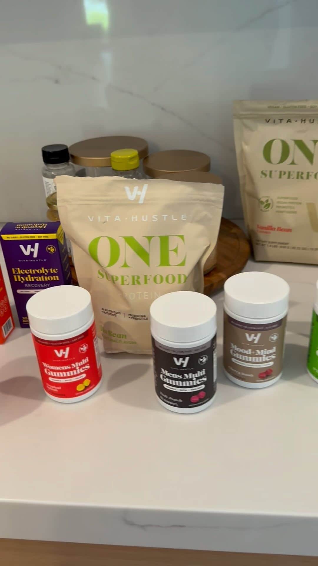 ケビン・ハートのインスタグラム：「Give yourself the tools that you need to conquer your day people!!!!!! @getvitahustle is now available at @walmart ….Our @getvitahustle brand is growing and people are loving the product and we are loving the people!!!!! Make sure you pick up yours today!!!! #VitaHustle」