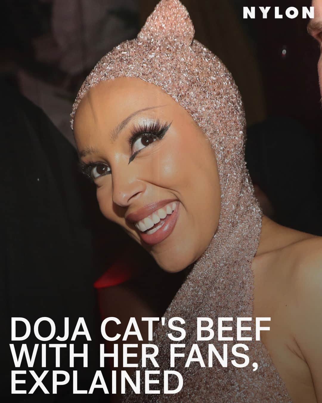 Nylon Magazineのインスタグラム：「#DojaCat has always been messy online. In fact, it’s arguably what made a huge chunk of her millions-deep fanbase fall in love with her in the first place. But over the past 48 hours or so, the singer has reportedly lost nearly 300,000 followers due to an online spat with her fans — during which she called out their parasocial behavior and told them to “get a job.”   So, um, how did we get here, and when did the tide start turning? At the link in bio, we break it all down. [Getty]」