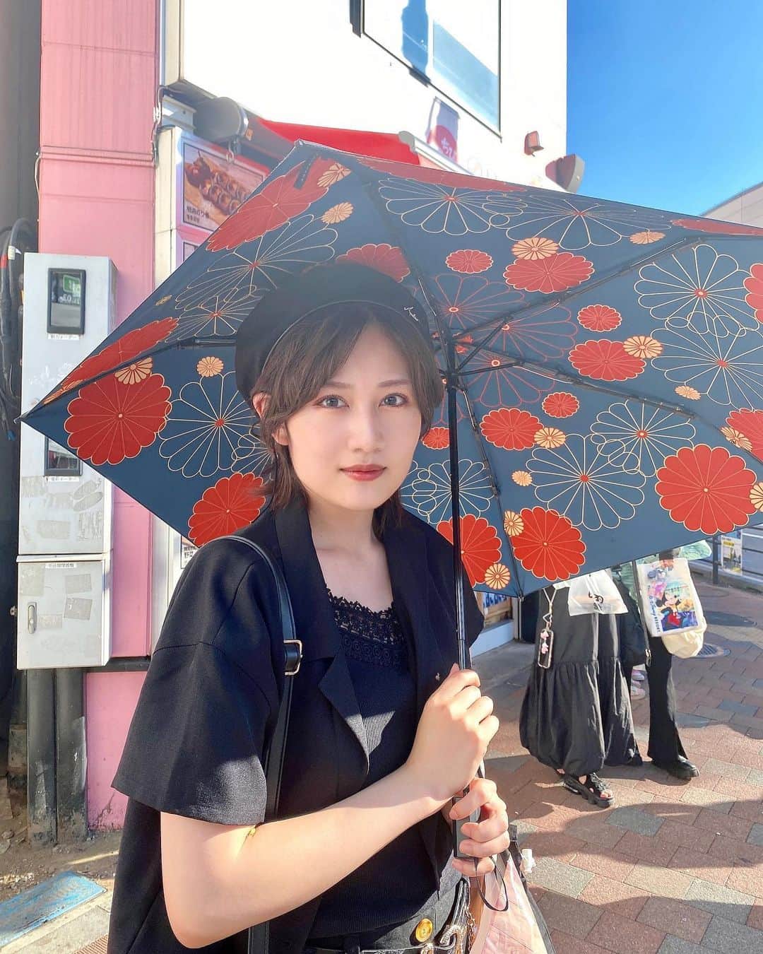 久代梨奈さんのインスタグラム写真 - (久代梨奈Instagram)「日傘が手放せません  けどこの写真だと身体に陽が当たってますね。ダメですね。  #日傘 #一瞬で熱くなる #前髪カール ? #ウェーブ ? してるの #お気に入り」7月27日 5時40分 - rina.kushiro_official