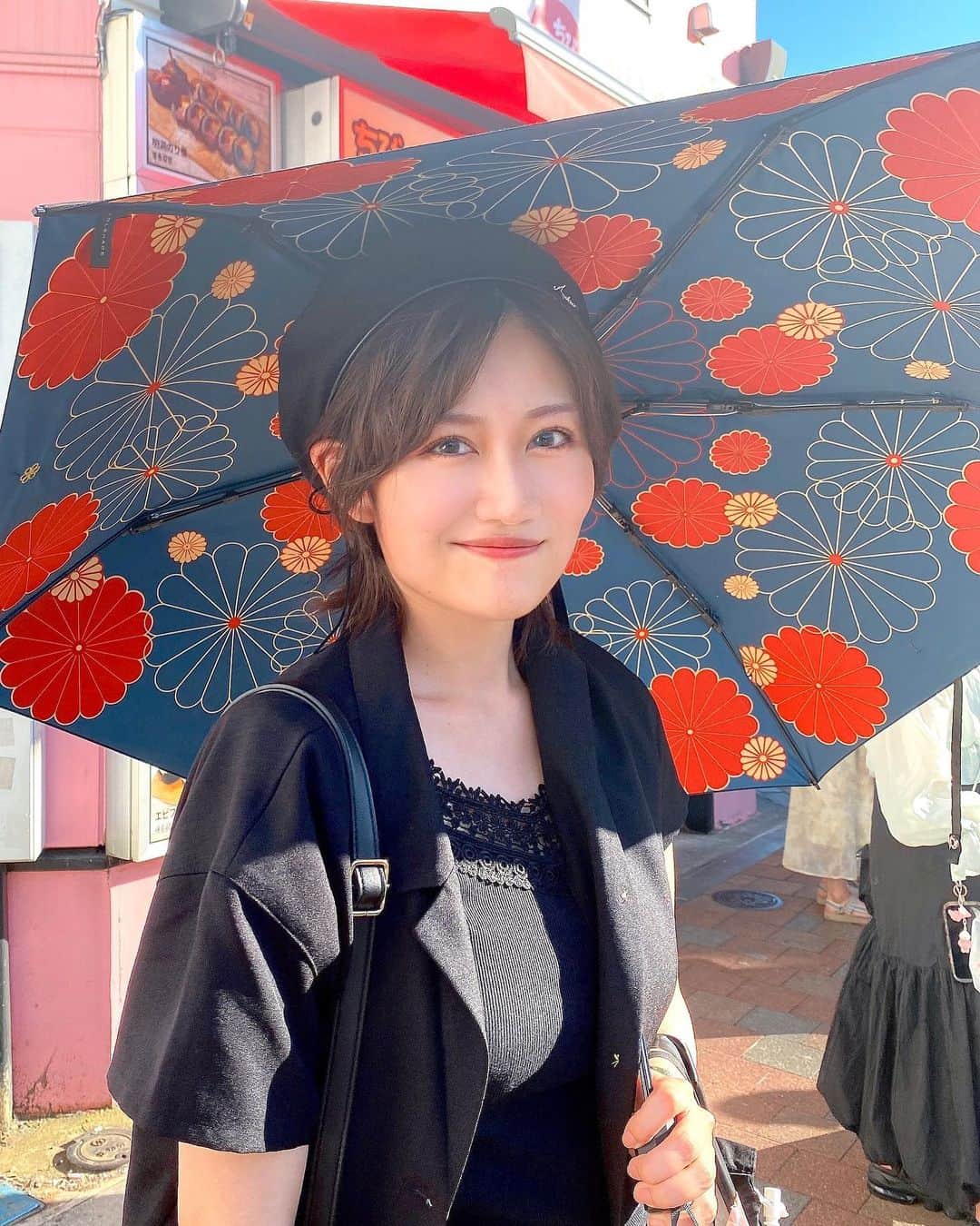 久代梨奈のインスタグラム：「日傘が手放せません  けどこの写真だと身体に陽が当たってますね。ダメですね。  #日傘 #一瞬で熱くなる #前髪カール ? #ウェーブ ? してるの #お気に入り」