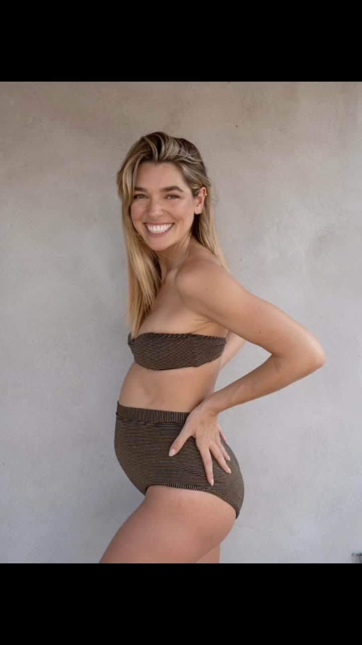アシュリー・ハートのインスタグラム：「Baby Bump Digitals 🤍 #20weekspregnant and growing strong ;)   @kendrick103 📷  @coloredbyacowboy #FreshBlonde」