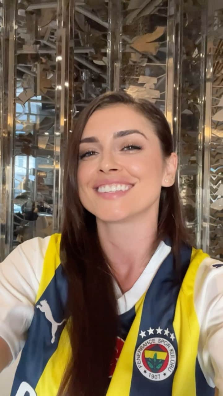エディン・ジェコのインスタグラム：「Podržite vaše najdraže brendove sa @oreamarketplace, a OREA i Visa zauzvrat nagrađuju vas! Sada imate priliku da svoju lojalnost pokažete učešćem u giveawayu koji traje od danas do 31.07.2023 u 23:59. Potrebno je uraditi sljedeće: ➢ Tagujte omiljeni brend sa @oreamarketplace u komentarima ➢ Napišite nam zašto volite baš taj brend ➢ Ne zaboravite da zapratite @oreamarketplace i @visa_bih profile ukoliko već niste OREA i naš platni partner Visa će 5 najkreativnijih komentara nagraditi sa 5 vouchera od 100KM koje možete iskoristit na www.oreabazaar.com. Sretnog dobitinika objavljujemo najkasnije do 04.08.2023. do 23:59 sati. Pravilnik o učešću u nagradnom konkursu možete pogledati na zvaničnim OREA i Visa Instagram stranicama @oreamarketplace i @visa_bih. Širimo ljubav jedni prema drugima i podržavamo velike snove malih biznisa!  #OREAspaja #OREAxVISA #VISA  #Visabih  #giveaway #favoritebrand #handmade」