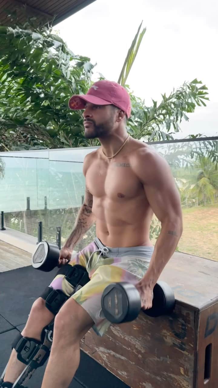 イタロ・フェレイラのインスタグラム：「Superior liberado! 💪😅  Enquanto isso eu vou me divertido.   6 semanas off 🏄‍♂️」