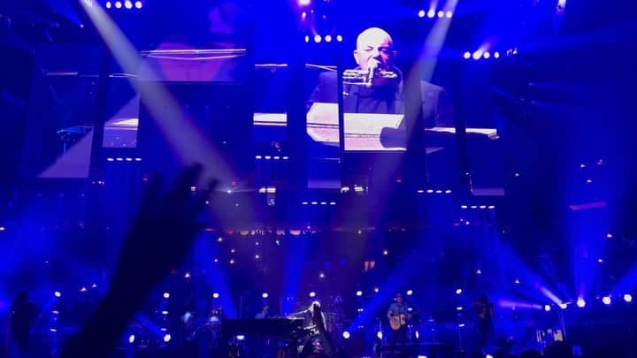 アンジー・ハーモンのインスタグラム：「Wait for it….   @billyjoel crushed it at @thegarden !!  Thank you @billyjoel & @clairemercur for the MOST AMAYYYYYZING SHOW!! 🎹🎤🎉  #blessed #grateful #i❤️ny #pianoman」