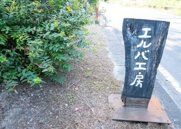 矢野きよ実さんのインスタグラム写真 - (矢野きよ実Instagram)「京都京北地区に行きました。 朝早いので10人で一棟貸しの部屋に泊まりました  15年ほど前に出逢った京都大学大学院医学系研究科の石見拓教授の健康づくりの研究のお手伝いをさせていただいています。  その名もKステーション。 K ステ ーションは、京都里山SDGsラボことすに設置される新しい健康増進のための施設です。実際に そ の場で健康に関するデータを測定したり、お話を聞いたりしながら健康的な生活の在り方について 考える、そんな場所です。Kには健康、記録、絆、京都、京北といった意味が込められています。  石見拓先生が大好きで(笑) タイトルも書かせていただきました 石見拓先生はAEDを日本中に広め 小学校の教科書にも取り入れるべき！と 名古屋でもシンポジウムを開いたり とにかく一人一人の健康と幸せを研究してくださっている尊敬する方です。 新聞記事の調査発表なども先生の名前を多く見ます。 日本中に講演に呼ばれ 今回は心の健康を！と私たち無敵プロジェクトの書きましょを呼んでくださいました。 朝早いので石見拓先生も一緒に 10人で一棟貸しの部屋に泊まりました #yanokiyomi #矢野きよ実 #矢野きよ実の書 #無敵プロジェクト」7月27日 6時08分 - yanokiyomi
