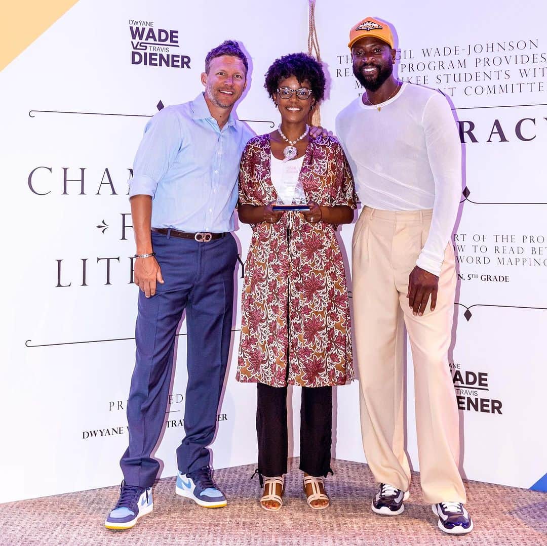 ドウェイン・ウェイドのインスタグラム：「This weekend was one for the books, literally. Being able to raise money for local Milwaukee youth literacy programs alongside @dienertravis was a full circle moment. It felt good to sow seeds in the very place that I have such strong roots. This is only the beginning to the amazing things we have in store 🙏🏾📚」