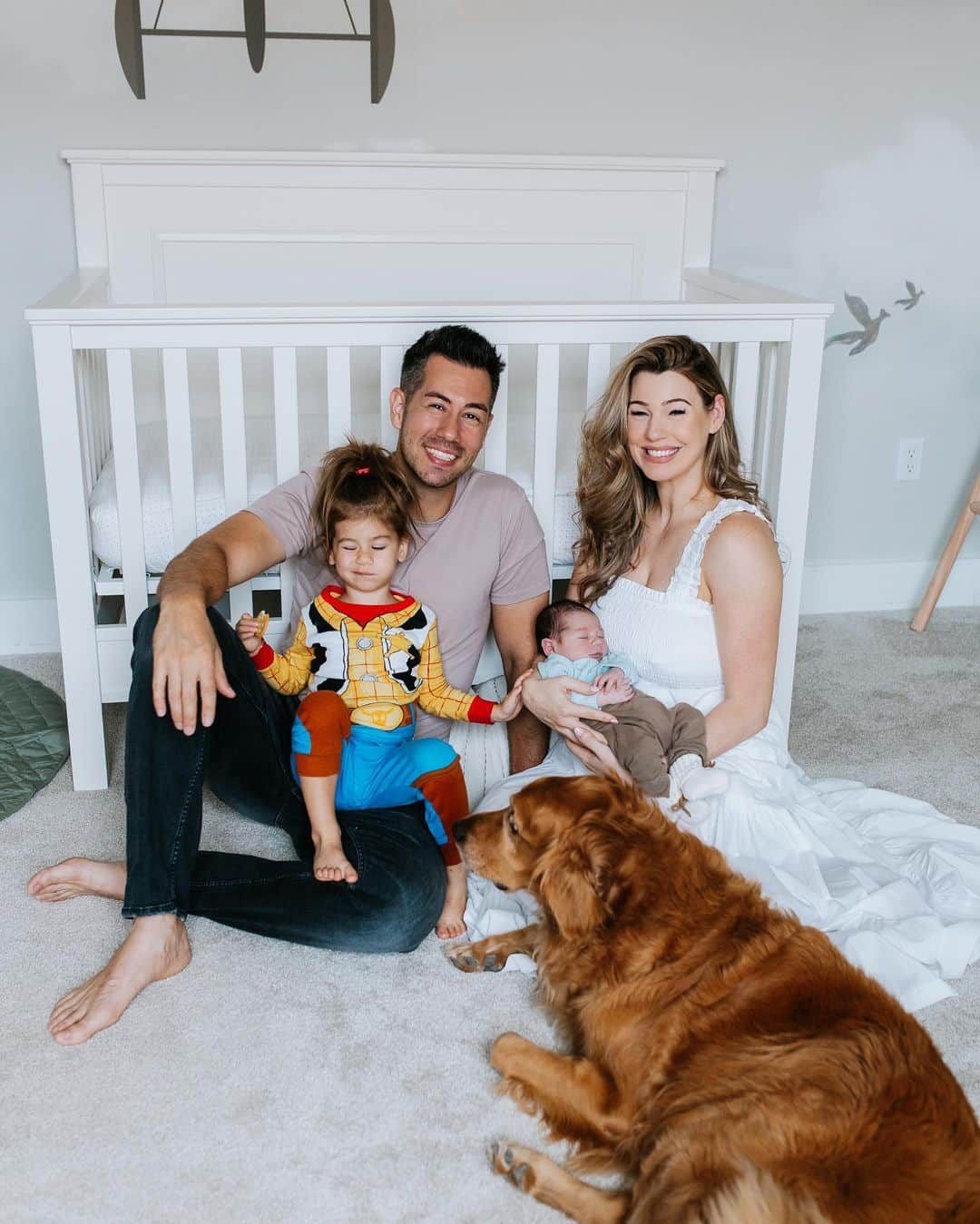 のインスタグラム：「One month of baby Jett 🥹 gosh how does time fly!! I’m also feeling ready to resume working out, although those workouts will look *quite* different for a bit. More on that, soon 🥰  Here are some of my thoughts from the past month as a new mom of two:  🤍 Your heart doesn’t divide, it multiplies. I didn’t know how that would be possible, but it is!!   🤍 With that being said, I wasn’t ready for the guilt that came with no longer being only Aurora’s mom. For a few days, even seeing pictures of me and Aurora from before Jett was here made me burst into tears. Just the realization of how much HER life just changed. Did anyone else experience that?!  🤍 Any bit of quiet time I had as a mom of one is gone 😂 before, Luca and I could trade off and one of us could rest but that’s no longer the case. Of course we can handle it but ya know… it’s gonna be a never ending juggling game from here on out for sure    🤍 Baby #2 is so much easier. We’re so much more confident this time around, we know what to expect, and we don’t panic at every little cry. It feels so amazing and makes me optimistic for if/when we decide to have more! But def just want to get a handle on life with these two first 😅  Anything you would add or experienced when transitioning to having two (or more?!)  Pics from our in home newborn shoot with @lindsaymacphoto when Jett was a week old 🥰」