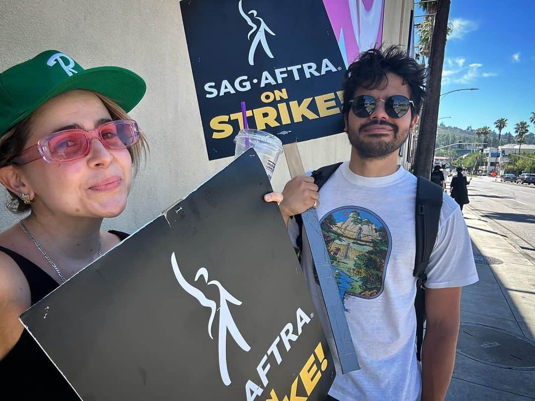 メイ・ホイットマンのインスタグラム：「just your friendly neighborhood actors showing support for our union #sagaftra and of course the writers #wgastrong out on the picket line  No one wants to be on strike but we are at an historical turning point where we HAVE to stand up for what is fair and to keep all of the members of our industry protected- it’s time for these enormous monolith executives and studios to stop making billions off artists and cast and crew and unfairly hoarding it all and also trying to make us human beings completely obsolete with AI??? #no  love you all <3 proud to be a member @sagaftra  #unionstrong」