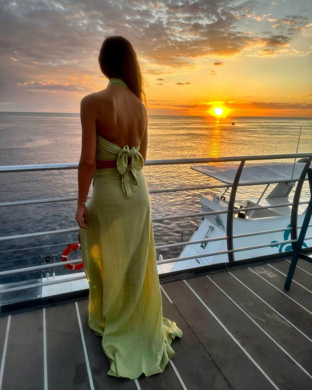 シャーニ・ヴィンソンのインスタグラム：「First sunset of my 40’s 🌅   #reefworld #sunset #boatlife #ocean #magic #living #dream #heavenonearth #cruisewhitsundays #islandlife #travel #greatbarrierreef #whitsundays #island #cruise #nofilter #happybirthdaytome #lifebeginsat40」