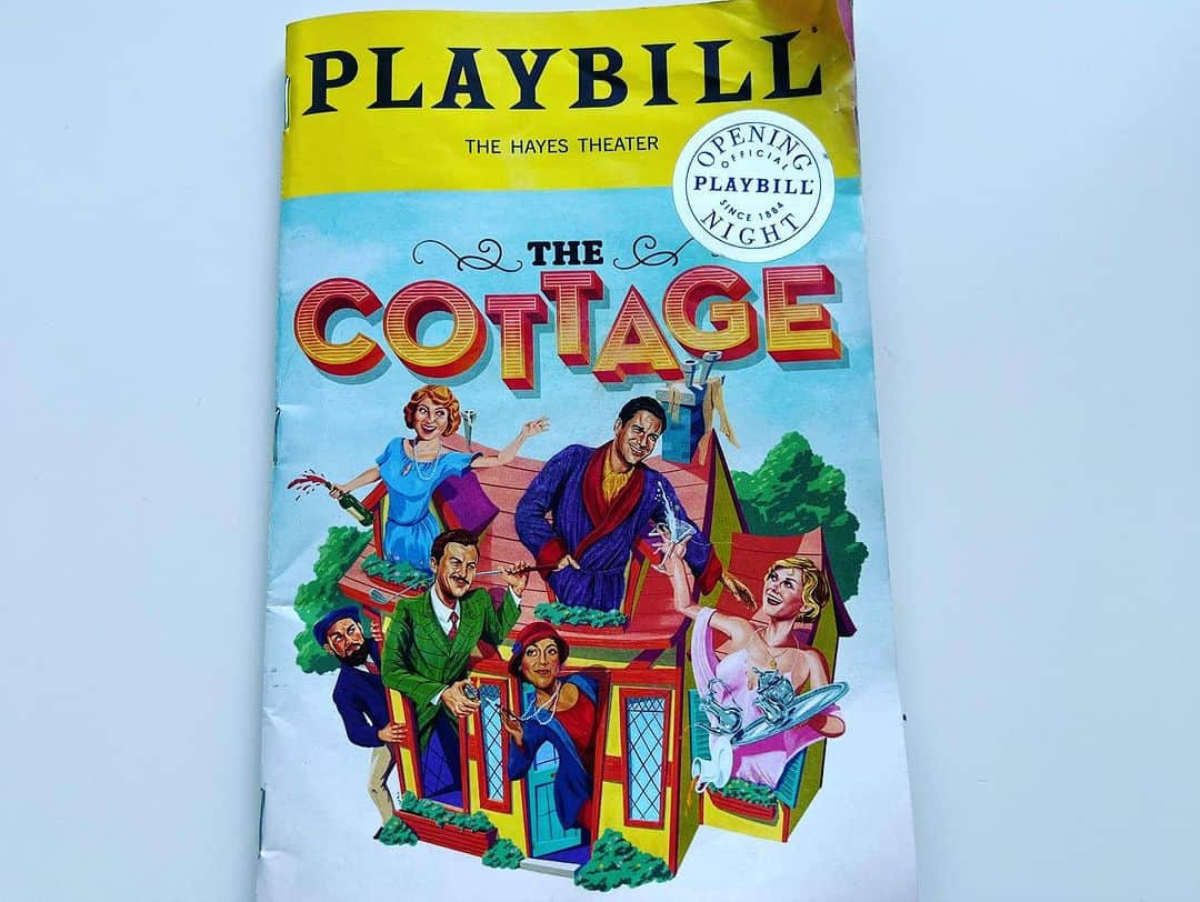 ベラミー・ヤングさんのインスタグラム写真 - (ベラミー・ヤングInstagram)「What a WONDERFUL time celebrating the #OpeningNight of @thecottagebroadway with so many DEAR friends, both old & new. 🥰 They say laughter is the best medicine, & if so, go get yourself a year's supply at the #HelenHayes theater on #Broadway. I mean, we were doubled over with laughter! And dare I say what a dashing leading man!🤩 @eric_mccormack you are pitch perfect HILARITY from top to tail! Hope everybody having as beautiful a day as possible. Stay hydrated! And if you can, make your way to see #TheCottage- you will laugh your face off. I know we did!🤣 Thank you, @sinclair_dani for being the bestest date 🤓 & thank you, Bruce Glikas @bruglikas @broadwaybruce_ for giving me permission to share your professional shots! 🤩 (You guys know Bruce? I know you know his amazing photography! He's everywhere so you can be too!🥰) Much love to each of you! ❤️💗❤️💗❤️」7月27日 6時42分 - bellamyyoung