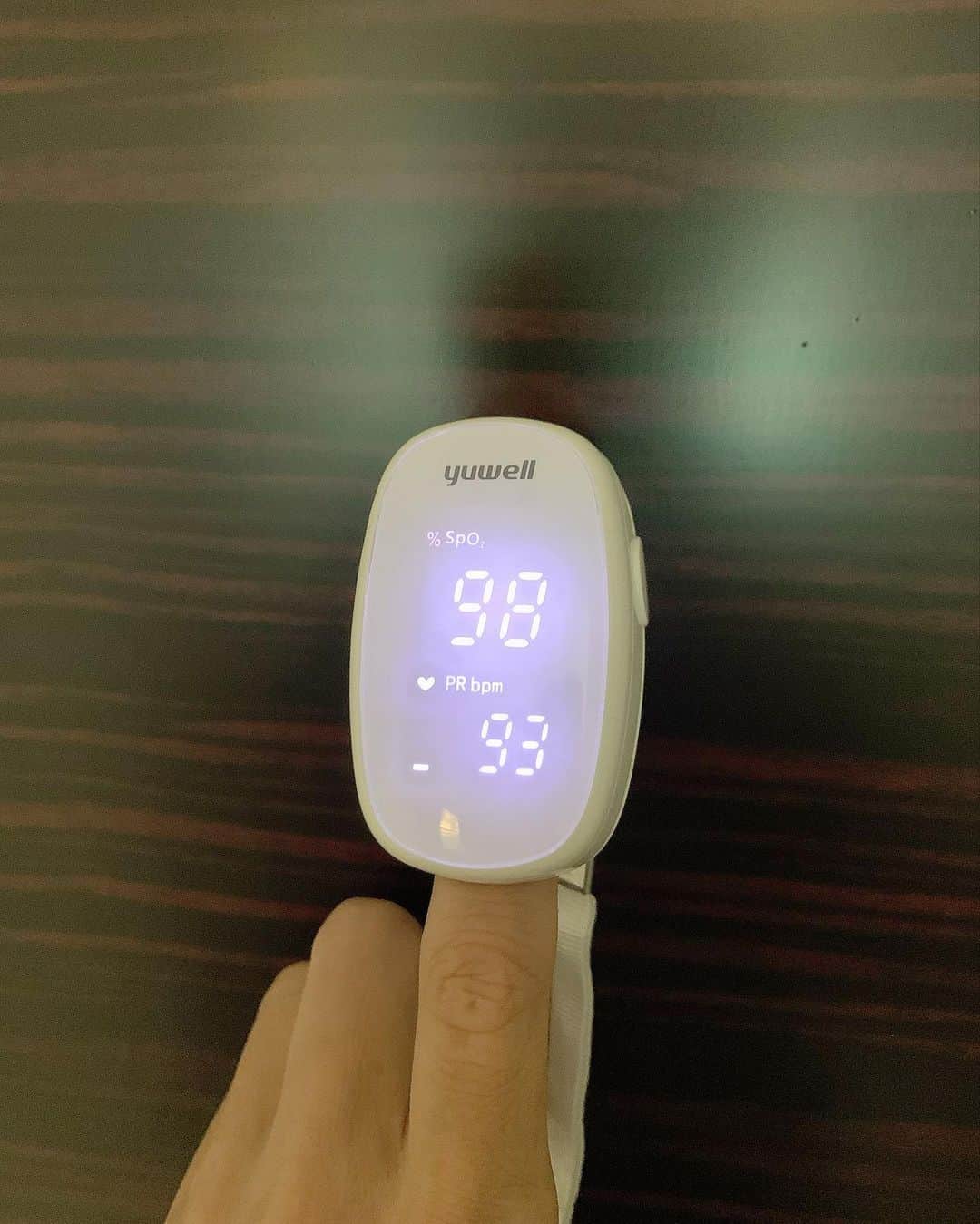 大桃美代子さんのインスタグラム写真 - (大桃美代子Instagram)「健康ガジェットです。  ただいま第９波といわれるコロちゃんですが、  知り合いが何人か静養中です。  お見舞い申し上げます。  早く良くなりますように。。。  昨年、罹った時に、都からお借りしていたパルスオキシメーター。  血中酸素濃度を測ってくれる器具ですが、  さらにパワーアップしてIT化していました。  なんと、スマホと連携して、データを蓄積し、検証できるように！  これは、お子さん、高齢者、持病がある方は揃えておきたいグッズです。  使い方は簡単で、人差し指を機械で挟んで、  ５〜8秒。  血中濃度が表示されます。  採血はいりません。  ９０以下は注意です。  スマホで繋ぐと、データを記録しておけます。  日常を記録しておけるのは、いざという時に変化に気付きやすくなれるので、  安心です。  @yuwell_japan  保存して必要になったらみてくださいね。  最近、美容、健康ネタが多くなっていますが、  私の関心がそちらに傾いている証拠ですね。  便利なガジェットはこれからもどんどん紹介していきたいです。  ガジェット情報は、自分から取りに行かないと、  知らないことばかり。  大桃のインスタで「こんなのあるんだ〜」と言うのを  たまたま見ただけで、知ってもらえる機会になれば幸いです。  感染症は、これからも形をかえ、時を超えてやってくる。  家に一台、パルオキシメーターがあると、  明日の通院でいいのか？  緊急レベルなのか？  判断基準の一つになります。  自己判断で見逃さない変化を数字で確かめる。  指一本で8秒ですから。  今後の薬箱に入れておくのをお勧めしたい。  人生の土台は体の健康から。  Amazon &楽天で「オキシメーターyx110」で検索してくださいね。  もっと意識して、変化に敏感でいようと思ったガジェットでした。  #パルスオキシメーター#血中酸素濃度#spo2#在宅医療#ヘモグロビン#低酸素血症#体調管理#酸素療法#採血#pr」7月27日 6時53分 - miyoko_omomo