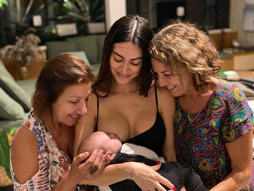 Thaila Ayalaのインスタグラム：「Feliz dia vovós ❤️ A gente ama vocês!!!」
