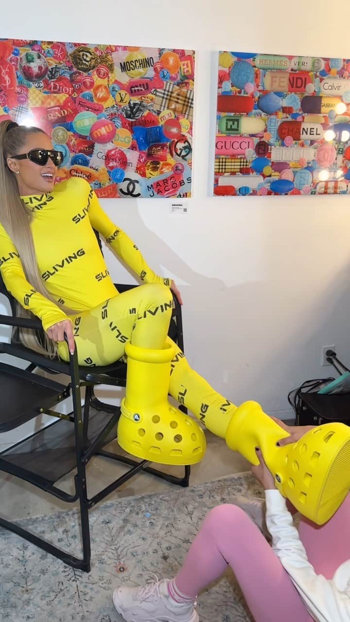 パリス・ヒルトンのインスタグラム：「Sometimes it’s a full-team effort. 😂🌟The Big Yellow Boots by @MSCHF ✨ #ThatsHot」