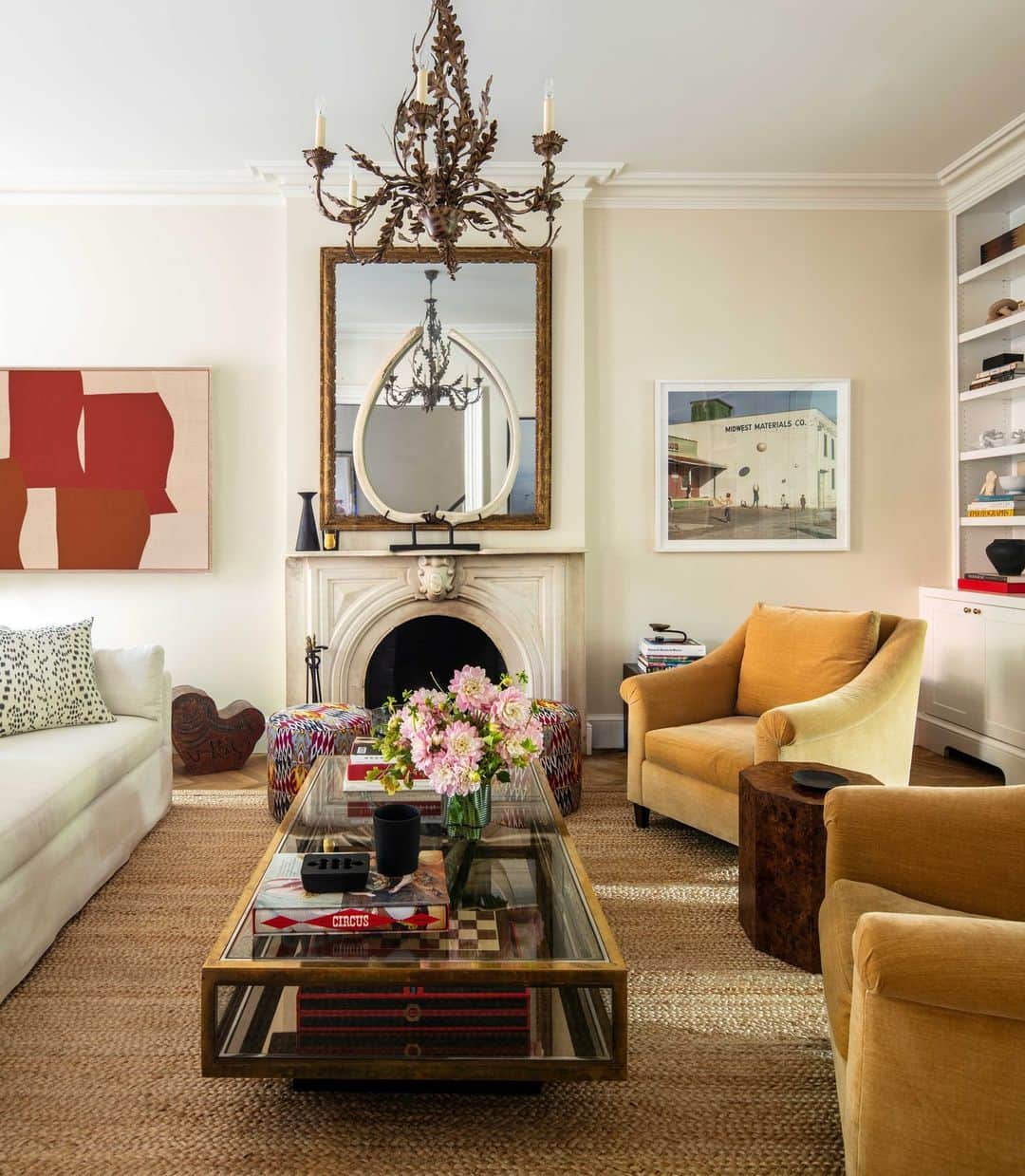 ELLE DECORさんのインスタグラム写真 - (ELLE DECORInstagram)「The design of this Brooklyn brownstone came down to a few surprising inspirations—first among them, the client’s English sensibilities. “We didn’t want anything to feel too perfect and too matchy-matchy,” says Los Angeles-based interior designer Georgia Tapert Howe (@georgiataperthowe). “English design works in this kind of beautiful way that doesn’t feel too manicured." With cozy @nickeykehoe ottomans and @visualcomfort floor lamps, this room is effortlessly chic.   Click the link in bio to tour the rest of this Brooklyn brownstone. Written by @bebehoworth. Photographed by @christopherstark.」7月27日 7時00分 - elledecor