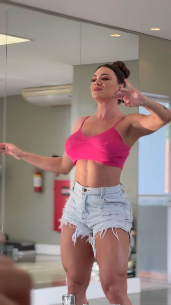 Juliana Salimeniのインスタグラム：「Um pouquinho da minha aula de samba com a @mayarasants ! A gente brinca mas o bagulho é sério! Samba é uma arte que merece respeito e dedicação 🥁❤️ sou grata aos meus 13 anos de carnaval! Ansiosa para a @barrocazsoficial 💗💚」