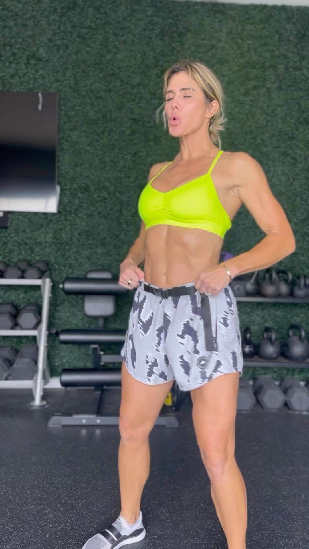 トリー・ウィルソンのインスタグラム：「I’ve been consistently working out most of my life. Since age 14! Sometimes I’m super motivated, sometimes Im not. But regardless..Im there.  The dog days of summer have me working harder than usual at showing up for the workouts my mind & body thrives on.   Sometimes that means doing whatever I can think of to mix it up. Today, I went with 1 set each of all kinds of core exercises. Because that 2nd set would feel too monotonous. 🤪  Sometimes getting myself there means trying a new gym or trying something I haven’t done.  My point is, don’t sit there waiting for the motivation mosquito to come bite you. Find a way to get there and your future self will appreciate the effort. 🥳」